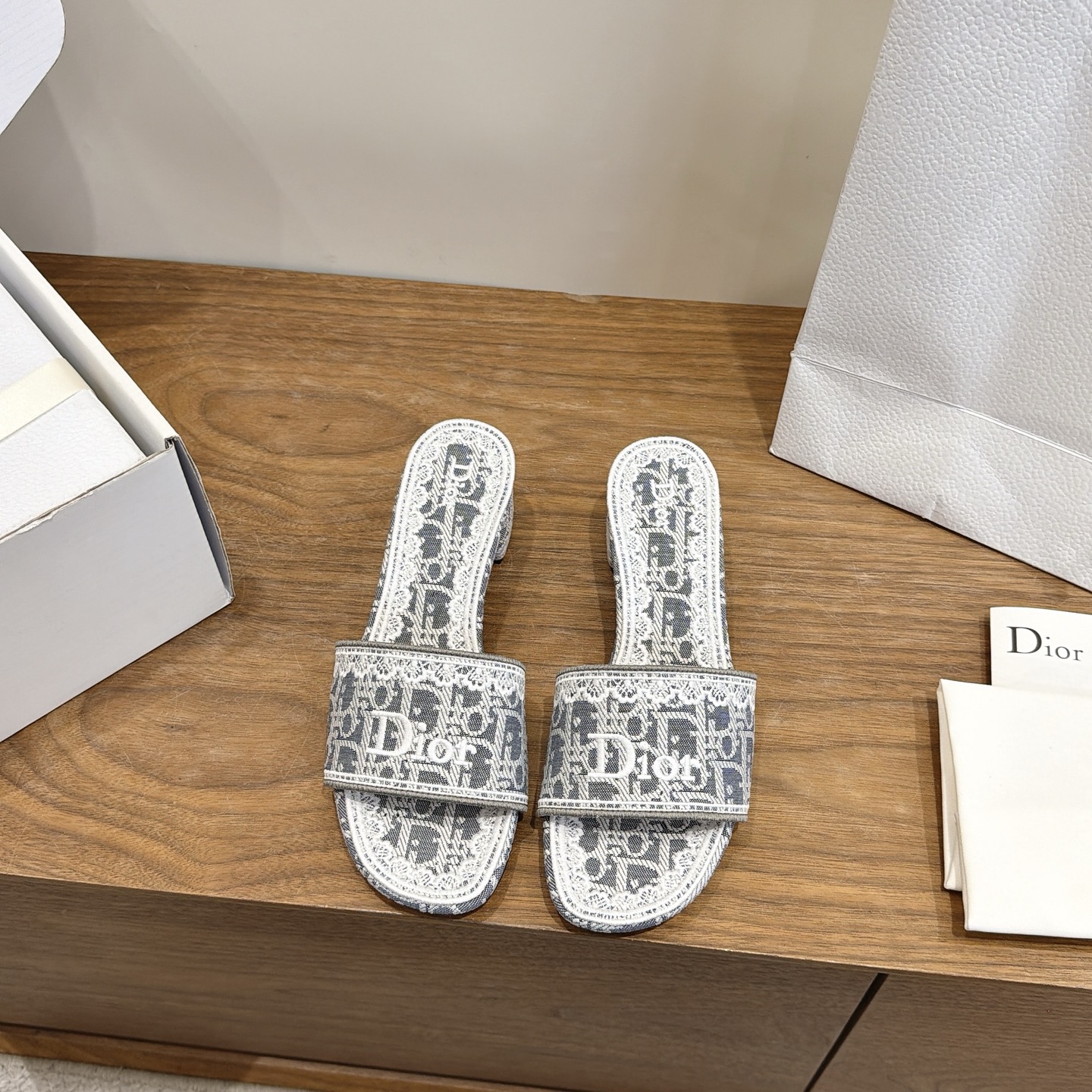 NO:874435,Comes with airplane case, high heels, early spring 2026, lace embroidery, slippers, 2026 spring and summer series slippers, denim blue Oblique embossed + white lace embroidery, exquisite and elegant. Wide vamp design, Dior logo is very recognizable, thick heel structure is comfortable and easy to walk, and can be easily controlled in daily life or vacation. Oblique embossing is a classic element of Di, paired with lace embroidery, full of French romantic atmosphere!  The soles are lightweight and not tiring when worn for a long time. They are practical and fashionable. They are a must-have item for spring and summer ~ Heel height 4.5cm Fabric: Lace embroidery Sole: Genuine leather sole Size: #35-41 (custom-made at 40.41), slippers, dior, slippers19860909配飞机盒 高跟 2026早春 蕾丝刺绣 拖鞋 2026春夏系列拖鞋,牛仔蓝Oblique压纹+白色蕾丝刺绣,精致优雅.鞋面宽版设计,Dior标志超有辨识度,粗跟结构舒适好走,日常或度假都能轻松驾驭.Oblique压纹是Di经典元素,搭配蕾丝刺绣,法式浪漫氛围感拉满！鞋底轻便,长时间穿也不累,实用又时髦,是春夏必入单品～ 跟高4.5cm 面料: 蕾丝刺绣 鞋底: 真皮底 Size: #35-41 (40.41订做）,拖鞋,dior,slippers,Women's Shoes