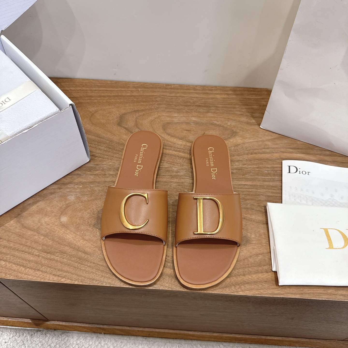 NO:874442,Comes with airplane case, flat bottom, Dior 2026 spring and summer new women's shoes, CD letter logo hardware buckle, round toe thick heel, jelly color open-toe slippers, top version on the market. Material: imported calfskin upper + water-dyed cowhide lining + Italian leather outsole. Packaging: Each pair of shoes comes with an airplane box  size34-43 (34.40.41.42.43 customized, non-refundable and non-exchangeable), slippers, dior, dior, slippers, cowhide, Leather soles19860909配飞机盒 平底 迪奥 Dior 2026春夏新款女鞋 CD字母logo五金扣 圆头粗跟果冻色露趾拖鞋 市面顶级版本 材质:鞋面进口小牛皮+水染牛皮内里+意大利真皮大底 包装每对鞋配飞机盒 size34-43（34.40.41.42.43定做不退不换）,拖鞋,dior,dior,slippers,cowhide,Leather soles,Women's Shoes