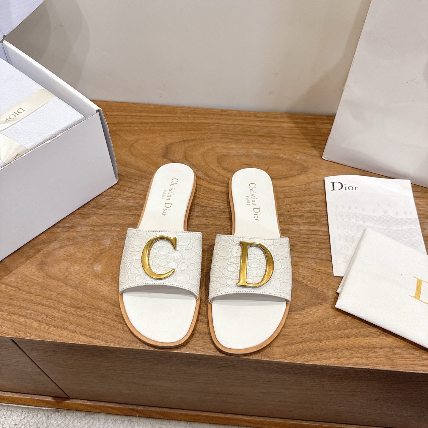 NO:874447,Comes with airplane box, flat bottom, Dior 2026 spring and summer new women's shoes, CD letter logo hardware buckle, round toe thick heel, jelly-colored open-toe slippers, the top version on the market. Material: upper imported crocodile pattern calfskin + water-dyed cowhide lining + Italian genuine leather outsole. Packaging: Each pair of shoes comes with an airplane box  size34-43 (34.40.41.42.43 customized, non-refundable and non-exchangeable), slippers, dior, dior, slippers, cowhide, Leather soles19860909配飞机盒 平底 迪奥 Dior 2026春夏新款女鞋 CD字母logo五金扣 圆头粗跟果冻色露趾拖鞋 市面顶级版本 材质:鞋面进口鳄鱼纹胎小牛皮+水染牛皮内里+意大利真皮大底 包装每对鞋配飞机盒 size34-43（34.40.41.42.43定做不退不换）,拖鞋,dior,dior,slippers,cowhide,Leather soles,Women's Shoes