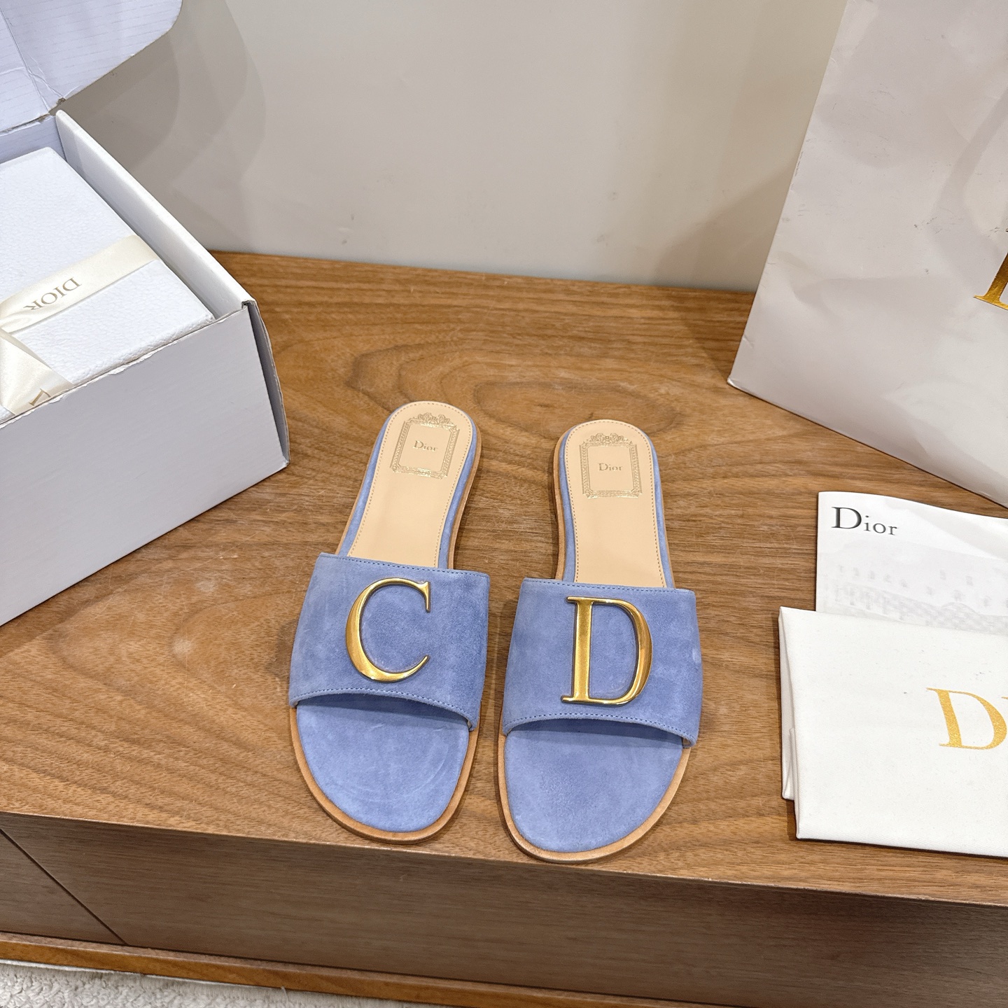 NO:874454,Comes with airplane box, flat bottom, Dior 2026 spring and summer new women's shoes, CD letter logo hardware buckle, round toe thick heel, jelly color open-toe slippers, the top version on the market. Material: imported suede upper + water-dyed cowhide lining + Italian genuine leather outsole. Packaging: Each pair of shoes comes with an airplane box  size34-43 (34.40.41.42.43 customized, non-refundable and non-exchangeable), slippers, dior, dior, slippers, cowhide, chamois leather, Leather soles19860909配飞机盒 平底 迪奥 Dior 2026春夏新款女鞋 CD字母logo五金扣 圆头粗跟果冻色露趾拖鞋 市面顶级版本 材质:鞋面进口麂皮+水染牛皮内里+意大利真皮大底 包装每对鞋配飞机盒 size34-43（34.40.41.42.43定做不退不换）,拖鞋,dior,dior,slippers,cowhide,chamois leather,Leather soles,Women's Shoes