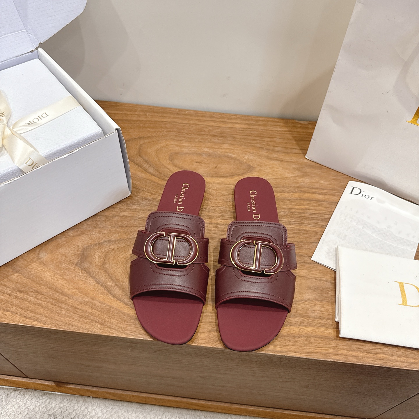 NO:874396,Comes with airplane case, flat bottom, Dior 2026 new spring and summer jelly color hollow women's shoes, stone pattern CD letter logo, lacquered hardware buckle, round toe jelly color open-toe slippers, the top version on the market. Material: imported embossed calfskin upper + water-dyed sheepskin lining + Italian leather outsole. Packaging: Each pair of shoes comes with an airplane box  size34-43 (34.40.41.42.43 customized, non-refundable and non-exchangeable), slippers, dior, dior, slippers, cowhide, sheepskin, Leather soles19860909配飞机盒 平底 迪奥 Dior 2026春夏新款果冻色镂空女鞋 石头纹CD字母logo烤漆五金扣 圆头果冻色露趾拖鞋 市面顶级版本 材质:鞋面进口压纹胎牛皮+水染羊皮内里+意大利真皮大底 包装每对鞋配飞机盒 size34-43（34.40.41.42.43定做不退不换）,拖鞋,dior,dior,slippers,cowhide,sheepskin,Leather soles,Women's Shoes