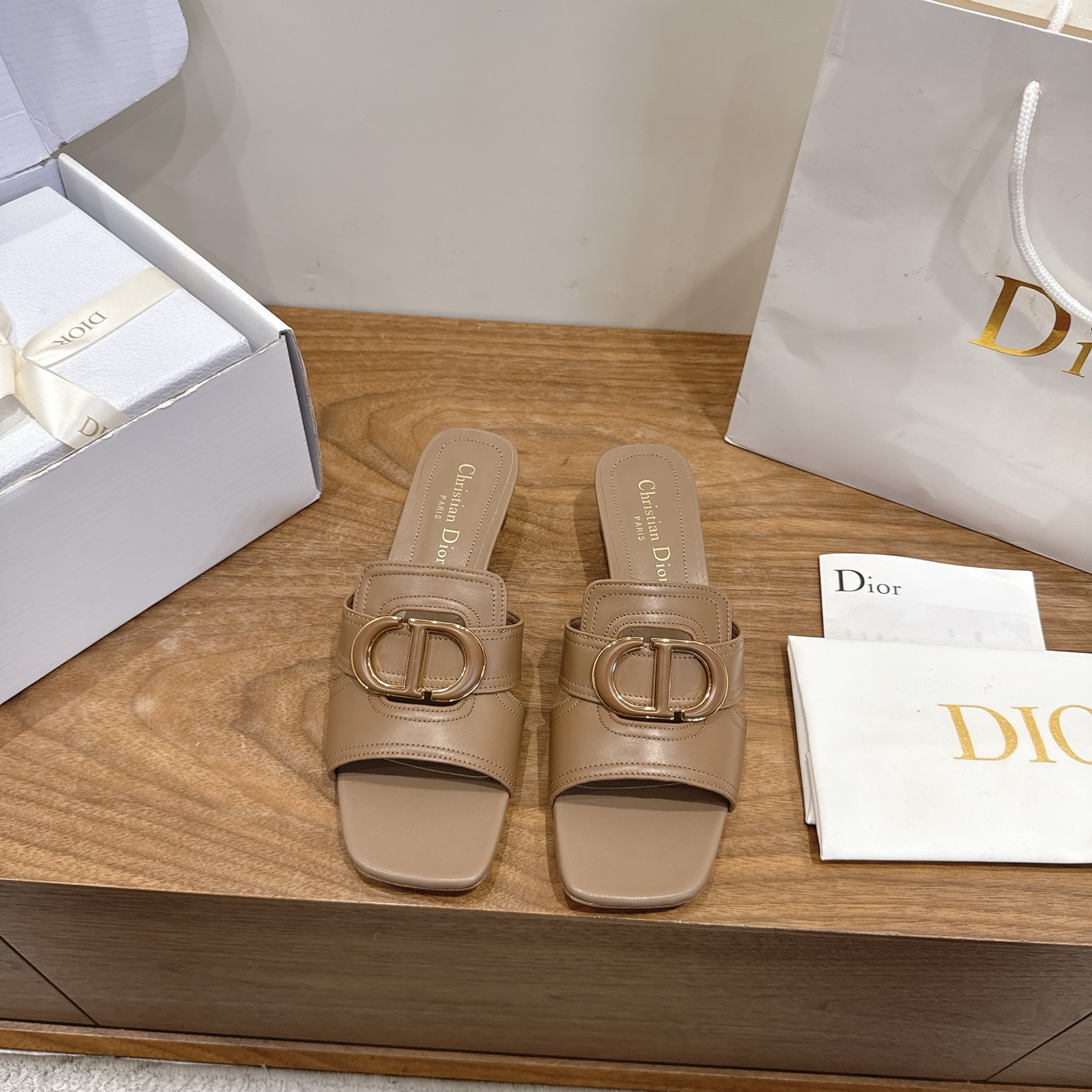 NO:874404,Comes with airplane case Heels Dior 2026 new spring and summer jelly color hollow women's shoes Stone pattern CD letter logo hardware buckle Round toe jelly color open-toe slippers The top version on the market Material: imported cowhide upper + water-dyed sheepskin lining + Italian genuine leather outsole Packaging Each pair of shoes comes with an airplane box Heel height 4.5cm  size34-43 (34.40.41.42.43 customized, non-refundable and non-exchangeable), slippers, dior, dior, slippers, cowhide, sheepskin, Leather soles19860909配飞机盒 跟鞋 迪奥 Dior 2026春夏新款果冻色镂空女鞋 石头纹CD字母logo五金扣 圆头果冻色露趾拖鞋 市面顶级版本 材质:鞋面进口牛皮+水染羊皮内里+意大利真皮大底 包装每对鞋配飞机盒 跟高4.5cm size34-43（34.40.41.42.43定做不退不换）,拖鞋,dior,dior,slippers,cowhide,sheepskin,Leather soles,Women's Shoes