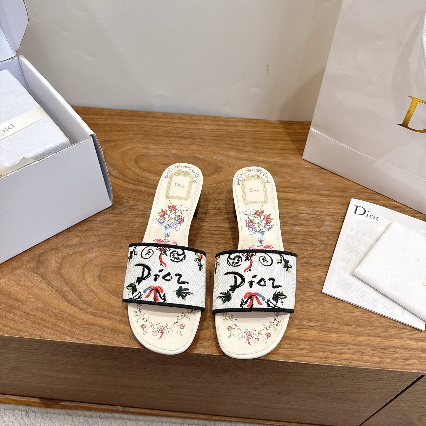 NO:874412,Comes with airplane case and high heels. Dior 2026 spring and summer new one-piece color-blocked women's shoes with CD letter logo three-dimensional embroidery. Square-toe thick heel jelly-colored open-toe slippers. The top version on the market. Material: Upper original high-temperature water-soluble cotton electro-embroidery technology silk fabric + water-dyed sheepskin lining + Italian leather outsole. Packaging: Each pair of shoes comes with an airplane box. Heel height: 4.5CM.  size34-43 (34.40.41.42.43 customized, non-refundable and non-exchangeable), slippers, dior, dior, slippers, sheepskin, real silk, Leather soles19860909配飞机盒 高跟 迪奥 Dior 2026春夏新款一字拖拼色女鞋 CD字母logo立体刺绣 方头粗跟果冻色露趾拖鞋 市面顶级版本 材质:鞋面原版一致高温水溶棉质电绣科技真丝面料+水染羊皮内里+意大利真皮大底 包装每对鞋配飞机盒 跟高:4.5CM size34-43（34.40.41.42.43定做不退不换）,拖鞋,dior,dior,slippers,sheepskin,real silk,Leather soles,Women's Shoes