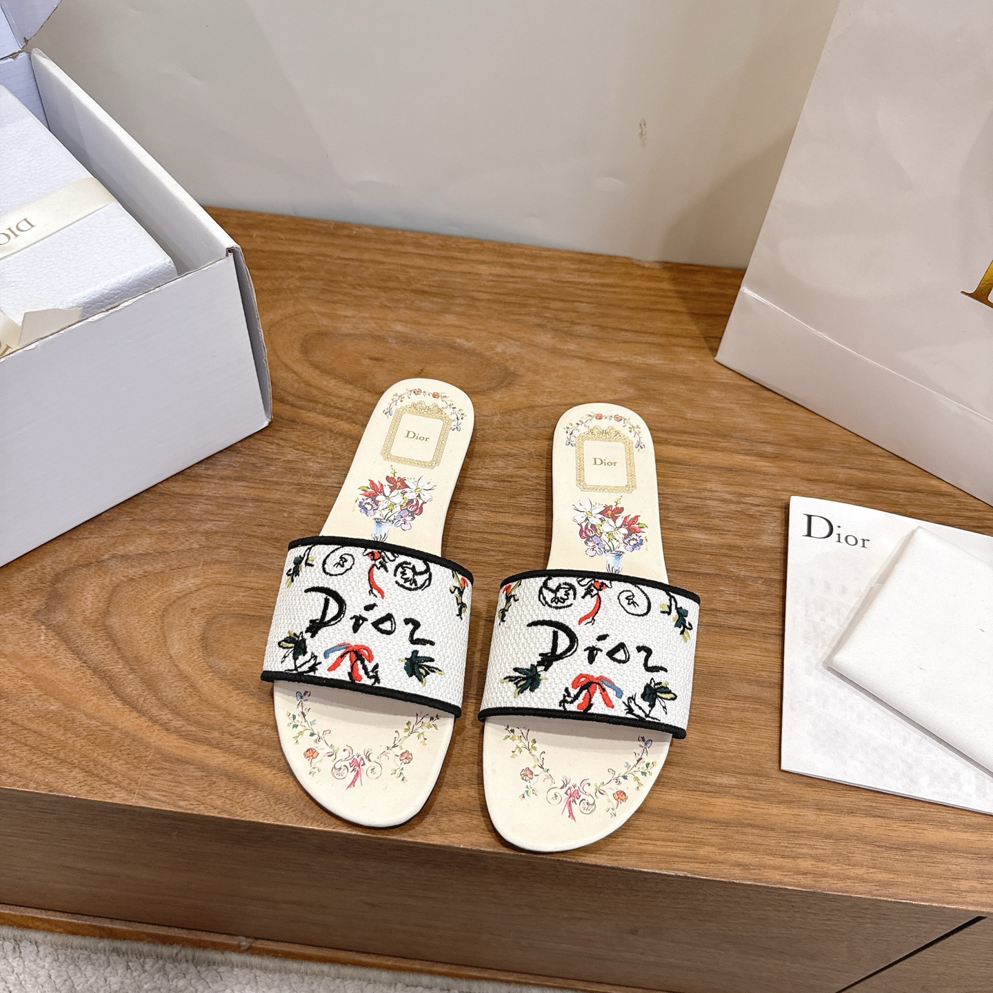 NO:874419,Comes with airplane case, flat bottom, Dior 2026 spring and summer new one-slip women's shoes, colorblocked, CD letter logo three-dimensional embroidery, square toe thick heel, jelly-colored open-toe slippers, top version on the market. Material: original upper, high temperature water-soluble cotton, electro-embroidered technical silk fabric + water-dyed sheepskin lining + Italian leather outsole. Packaging: Each pair of shoes comes with an airplane box  size34-43 (34.40.41.42.43 customized, non-refundable and non-exchangeable), slippers, dior, dior, slippers, sheepskin, real silk, Leather soles19860909配飞机盒 平底 迪奥 Dior 2026春夏新款一字拖拼色女鞋 CD字母logo立体刺绣 方头粗跟果冻色露趾拖鞋 市面顶级版本 材质:鞋面原版一致高温水溶棉质电绣科技真丝面料+水染羊皮内里+意大利真皮大底 包装每对鞋配飞机盒 size34-43（34.40.41.42.43定做不退不换）,拖鞋,dior,dior,slippers,sheepskin,real silk,Leather soles,Women's Shoes