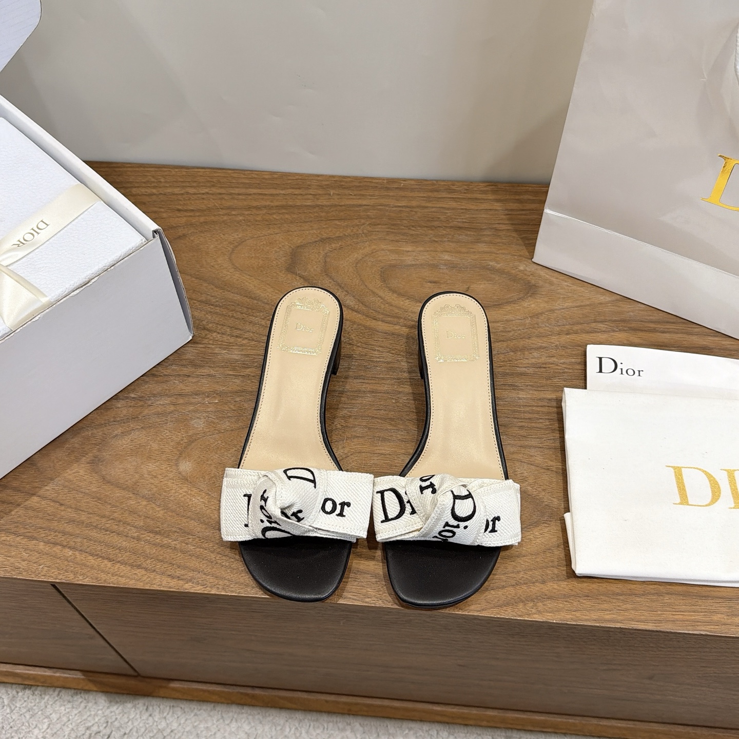 NO:874424,With airplane case Dior 2026 new spring and summer J'ADIOR webbing series thick heel bow beach women's shoes CD letter logo jacquard embroidery flat round toe open toe color block sandals Top version on the market Material upper high temperature water-soluble electric embroidery technology fabric + sheepskin lining + Italian leather outsole Heel height: flat / 4.5CM  Size: 34-43 (34.40.41.42.43 customization is not returnable), slippers, dior, dior, slippers, sheepskin, Leather soles19860909配飞机盒 迪奥 Dior 2026 春夏新款J‘ADIOR织带系列粗跟蝴蝶结沙滩女鞋 CD字母logo提花刺绣平底圆头露趾拼色凉拖鞋 市面顶级版本 材质鞋面高温水溶电绣科技面料+羊皮内里+意大利真皮大底 跟高:平底/4.5CM Size:34-43(34.40.41.42.43定制不退换),拖鞋,dior,dior,slippers,sheepskin,Leather soles,Women's Shoes