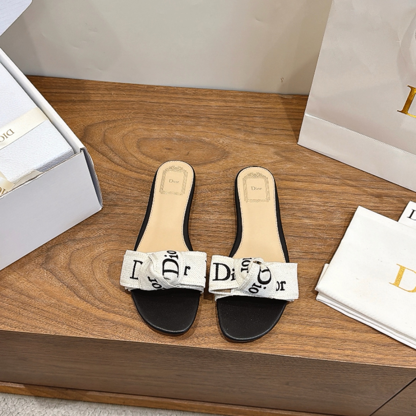 NO:874432,With airplane case Dior 2026 new spring and summer J'ADIOR webbing series thick heel bow beach women's shoes CD letter logo jacquard embroidery flat round toe open toe color block sandals Top version on the market Material upper high temperature water-soluble electric embroidery technology fabric + sheepskin lining + Italian leather outsole Heel height: flat bottom  Size: 34-43 (34.40.41.42.43 customization is not returnable), slippers, dior, dior, slippers, sheepskin, Leather soles19860909配飞机盒 迪奥 Dior 2026 春夏新款J‘ADIOR织带系列粗跟蝴蝶结沙滩女鞋 CD字母logo提花刺绣平底圆头露趾拼色凉拖鞋 市面顶级版本 材质鞋面高温水溶电绣科技面料+羊皮内里+意大利真皮大底 跟高:平底 Size:34-43(34.40.41.42.43定制不退换),拖鞋,dior,dior,slippers,sheepskin,Leather soles,Women's Shoes