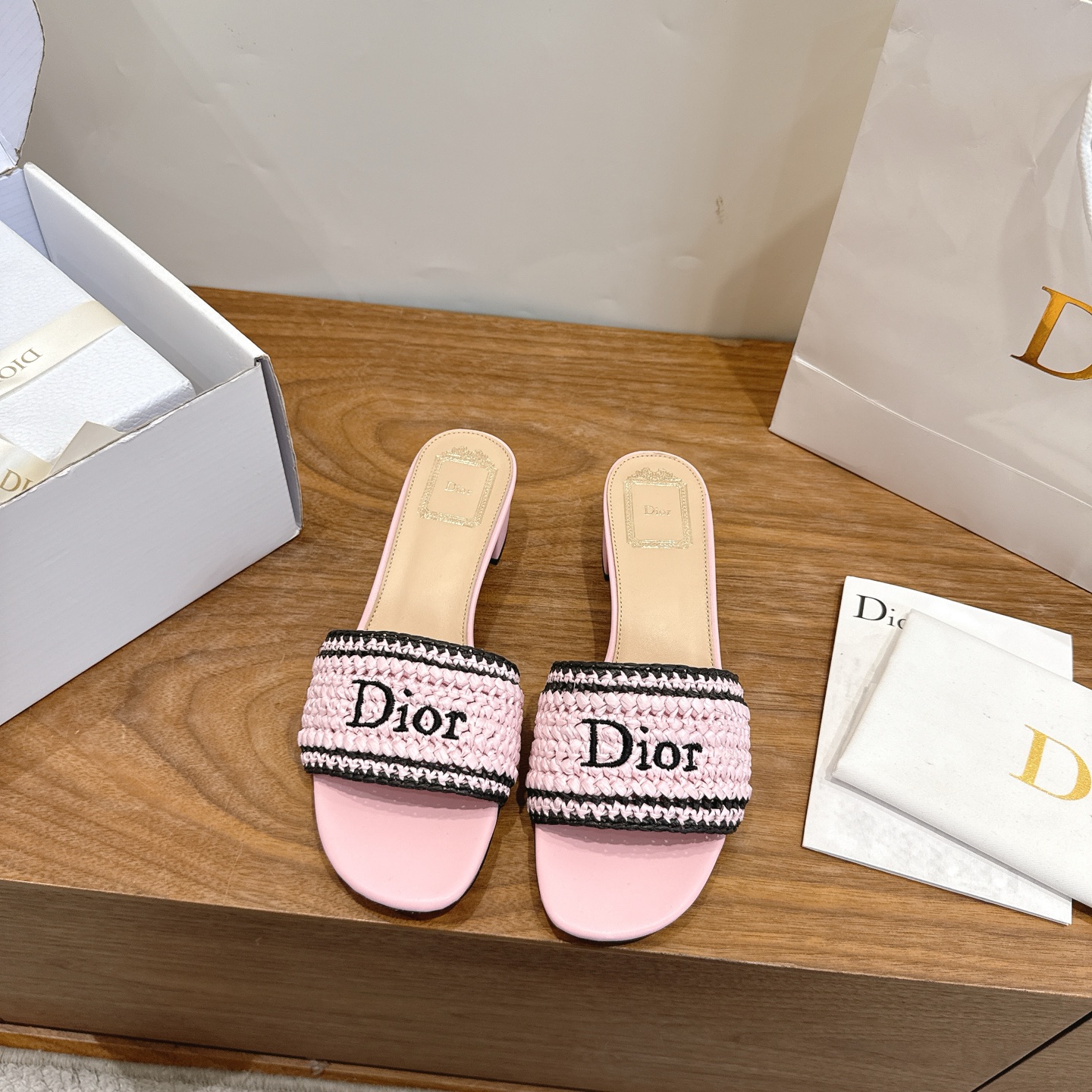 NO:874441,Comes with airplane case Dior 2026 new spring and summer woven series thick heel beach women's shoes CD letter logo jacquard embroidery round toe open toe color block sandals Top version on the market Material upper imported woven material fully hand-woven + sheepskin lining + Italian leather outsole Heel height: 4.5cm  Size: 34-43 (34.40.41.42.43 customization is not returnable), slippers, dior, dior, slippers, sheepskin, Leather soles19860909配飞机盒 迪奥 Dior 2026 春夏新款编织系列粗跟沙滩女鞋 CD字母logo提花刺绣圆头露趾拼色凉拖鞋 市面顶级版本 材质鞋面进口编织料全手工编织+羊皮内里+意大利真皮大底 跟高:4.5cm Size:34-43(34.40.41.42.43定制不退换),拖鞋,dior,dior,slippers,sheepskin,Leather soles,Women's Shoes