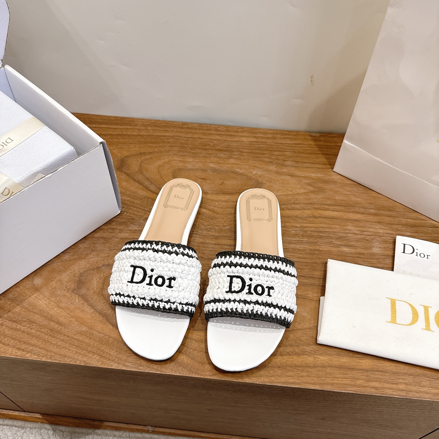 NO:874449,With airplane case Dior 2026 new spring and summer woven series thick heel beach shoes for women CD letter logo jacquard embroidery round toe open toe color block sandals Top version on the market Material upper imported woven material fully hand-woven + sheepskin lining + Italian leather outsole Heel height: flat bottom  Size: 34-43 (34.40.41.42.43 customization is not returnable), slippers, dior, dior, slippers, sheepskin, Leather soles19860909配飞机盒 迪奥 Dior 2026 春夏新款编织系列粗跟沙滩女鞋 CD字母logo提花刺绣圆头露趾拼色凉拖鞋 市面顶级版本 材质鞋面进口编织料全手工编织+羊皮内里+意大利真皮大底 跟高:平底 Size:34-43(34.40.41.42.43定制不退换),拖鞋,dior,dior,slippers,sheepskin,Leather soles,Women's Shoes