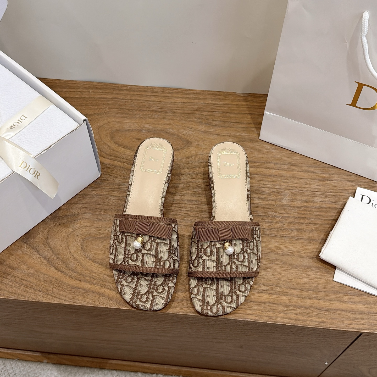 NO:874456,Comes with airplane case and high heels. Dior 2026 spring and summer new one-piece color-blocked women's shoes with CD letter logo three-dimensional embroidery. Square-toe thick heel jelly-colored open-toe slippers. The top version on the market. Material: Upper original high-temperature water-soluble cotton electro-embroidery technology silk fabric + water-dyed sheepskin lining + Italian leather outsole. Packaging: Each pair of shoes comes with an airplane box. Heel height: 4.5CM.  size34-43 (34.40.41.42.43 customized, non-refundable and non-exchangeable), slippers, dior, dior, slippers, sheepskin, real silk, Leather soles19860909配飞机盒 高跟 迪奥 Dior 2026春夏新款一字拖拼色女鞋 CD字母logo立体刺绣 方头粗跟果冻色露趾拖鞋 市面顶级版本 材质:鞋面原版一致高温水溶棉质电绣科技真丝面料+水染羊皮内里+意大利真皮大底 包装每对鞋配飞机盒 跟高:4.5CM size34-43（34.40.41.42.43定做不退不换）,拖鞋,dior,dior,slippers,sheepskin,real silk,Leather soles,Women's Shoes