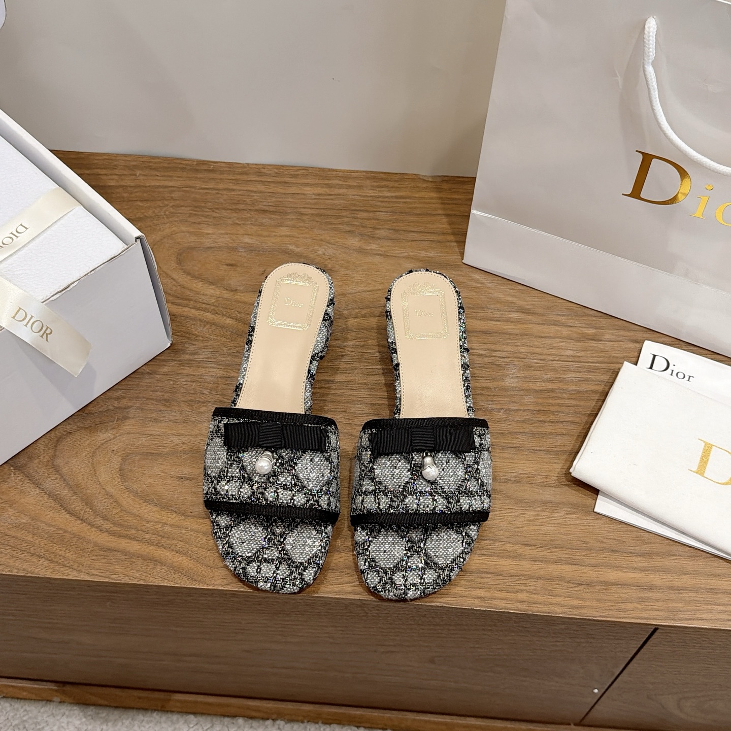 NO:874397,Comes with airplane case and high heels. Dior 2026 spring and summer new one-piece color-blocked women's shoes with CD letter logo three-dimensional embroidery. Square-toe thick heel jelly-colored open-toe slippers. The top version on the market. Material: Upper original high-temperature water-soluble cotton electro-embroidery technology silk fabric + water-dyed sheepskin lining + Italian leather outsole. Packaging: Each pair of shoes comes with an airplane box. Heel height: 4.5CM.  size34-43 (34.40.41.42.43 customized, non-refundable and non-exchangeable), slippers, dior, dior, slippers, sheepskin, real silk, Leather soles19860909配飞机盒 高跟 迪奥 Dior 2026春夏新款一字拖拼色女鞋 CD字母logo立体刺绣 方头粗跟果冻色露趾拖鞋 市面顶级版本 材质:鞋面原版一致高温水溶棉质电绣科技真丝面料+水染羊皮内里+意大利真皮大底 包装每对鞋配飞机盒 跟高:4.5CM size34-43（34.40.41.42.43定做不退不换）,拖鞋,dior,dior,slippers,sheepskin,real silk,Leather soles,Women's Shoes