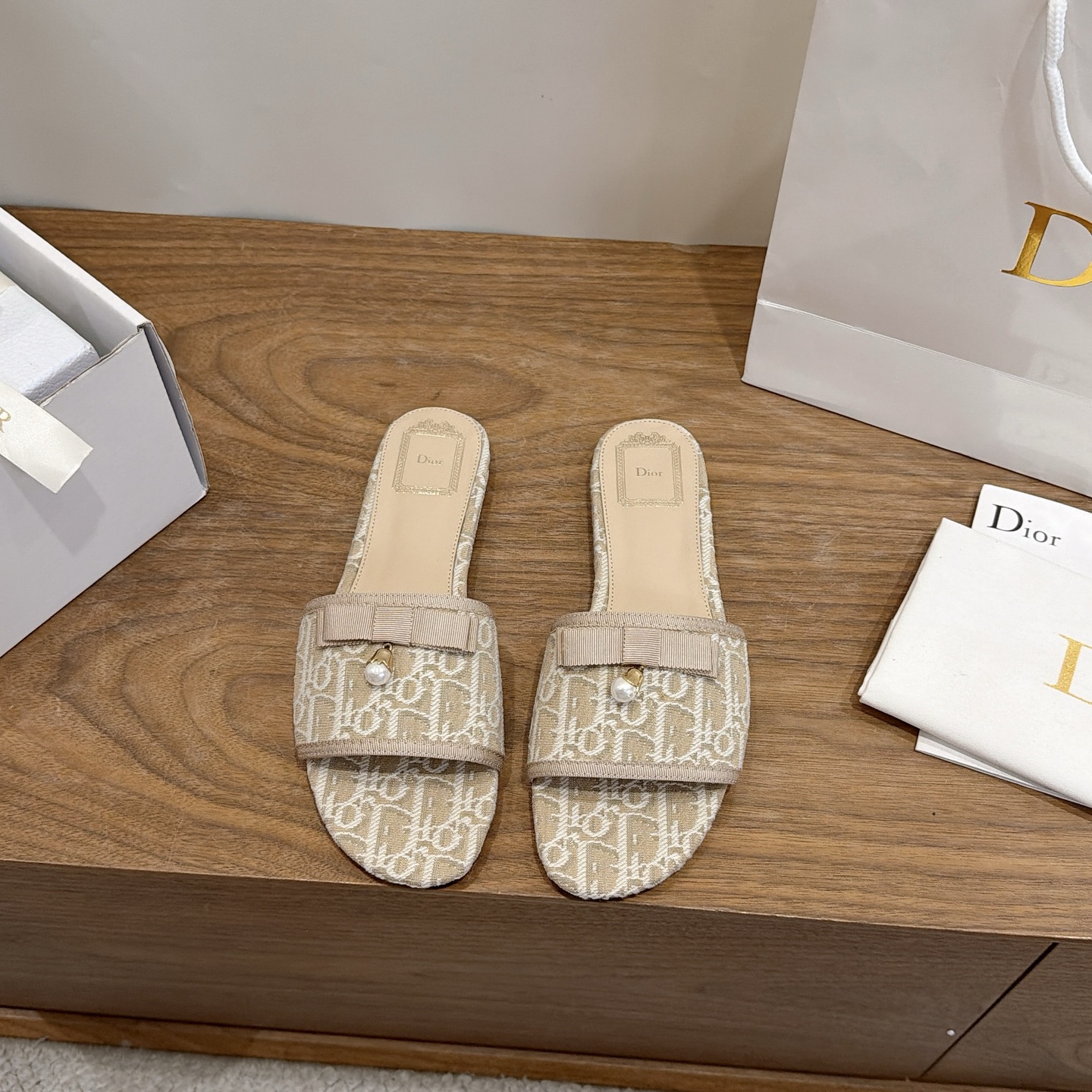 NO:874461,Comes with airplane case, flat bottom, Dior 2026 spring and summer new one-slip women's shoes, colorblocked, CD letter logo three-dimensional embroidery, square toe thick heel, jelly-colored open-toe slippers, top version on the market. Material: original upper, high temperature water-soluble cotton, electro-embroidered technical silk fabric + water-dyed sheepskin lining + Italian leather outsole. Packaging: Each pair of shoes comes with an airplane box  size34-43 (34.40.41.42.43 customized, non-refundable and non-exchangeable), slippers, dior, dior, slippers, sheepskin, real silk, Leather soles19860909配飞机盒 平底 迪奥 Dior 2026春夏新款一字拖拼色女鞋 CD字母logo立体刺绣 方头粗跟果冻色露趾拖鞋 市面顶级版本 材质:鞋面原版一致高温水溶棉质电绣科技真丝面料+水染羊皮内里+意大利真皮大底 包装每对鞋配飞机盒 size34-43（34.40.41.42.43定做不退不换）,拖鞋,dior,dior,slippers,sheepskin,real silk,Leather soles,Women's Shoes