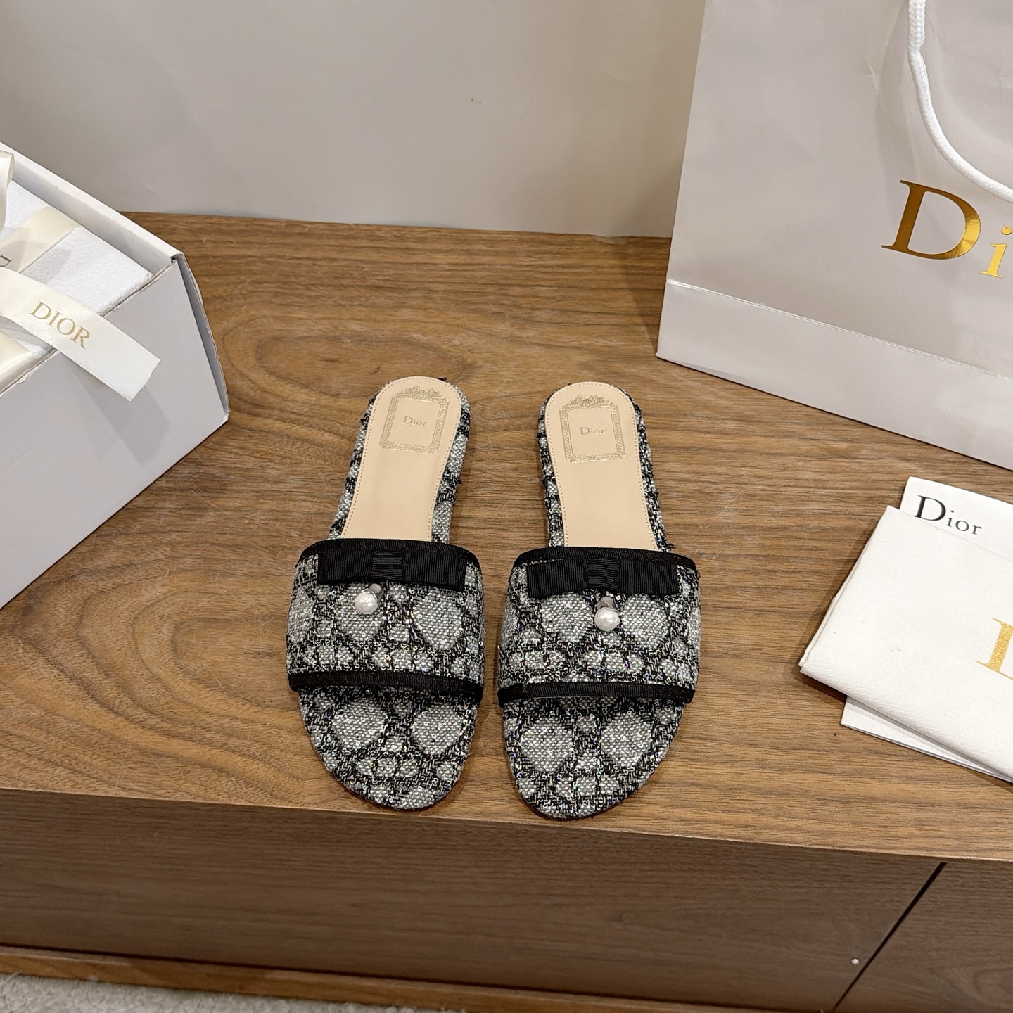 NO:874405,Comes with airplane case, flat bottom, Dior 2026 spring and summer new one-slip women's shoes, colorblocked, CD letter logo three-dimensional embroidery, square toe thick heel, jelly-colored open-toe slippers, top version on the market. Material: original upper, high temperature water-soluble cotton, electro-embroidered technical silk fabric + water-dyed sheepskin lining + Italian leather outsole. Packaging: Each pair of shoes comes with an airplane box  size34-43 (34.40.41.42.43 customized, non-refundable and non-exchangeable), slippers, dior, dior, slippers, sheepskin, real silk, Leather soles19860909配飞机盒 平底 迪奥 Dior 2026春夏新款一字拖拼色女鞋 CD字母logo立体刺绣 方头粗跟果冻色露趾拖鞋 市面顶级版本 材质:鞋面原版一致高温水溶棉质电绣科技真丝面料+水染羊皮内里+意大利真皮大底 包装每对鞋配飞机盒 size34-43（34.40.41.42.43定做不退不换）,拖鞋,dior,dior,slippers,sheepskin,real silk,Leather soles,Women's Shoes