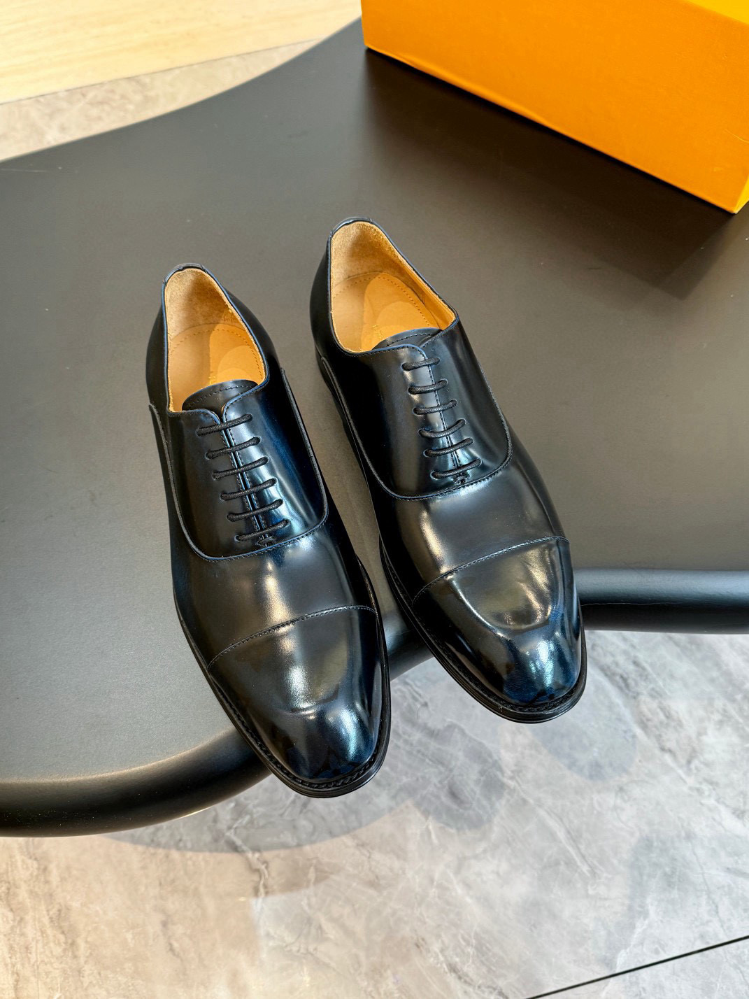 NO:272228,P Yuan Louis Vuitton LV Men's classic Oxford shoes for men's business formal leather shoes, original mold opening, 1 to 1 replica, specially designed for aristocrats. The entire shoe uses imported Italian cowhide materials, carefully selected, delicate pores, rich luster, black calfskin inner lining, soft and comfortable, sweat-absorbing and breathable, genuine leather sole, anti-slip and wear-resistant, full texture. Overall low-key and luxurious, the shoe shape is excellent, strong toughness, durability and not easy to deform, and can be held in and out of all formal occasions!  Size 39-44 (38.45.46 custom made without return),,louis vuitton,louis vuitton,cowhide,Leather soles19860909P 元Louis Vuitton LV 男士经典牛津鞋男士商务正装皮鞋,原版开模,1比1复刻,专为贵族打造 全鞋采用进口意大利牛皮材料,精挑细选,毛孔细腻,富有光泽,黑色小牛皮内里,柔软舒适,吸汗透气,真皮大底,防滑耐磨,质感满满 整体低调奢华,鞋型极好,韧性强耐穿不易变形,出入各种正式场合都能Hold住！ 尺码39-44（38.45.46定做不退换）,,louis vuitton,louis vuitton,cowhide,Leather soles,Men's shoes