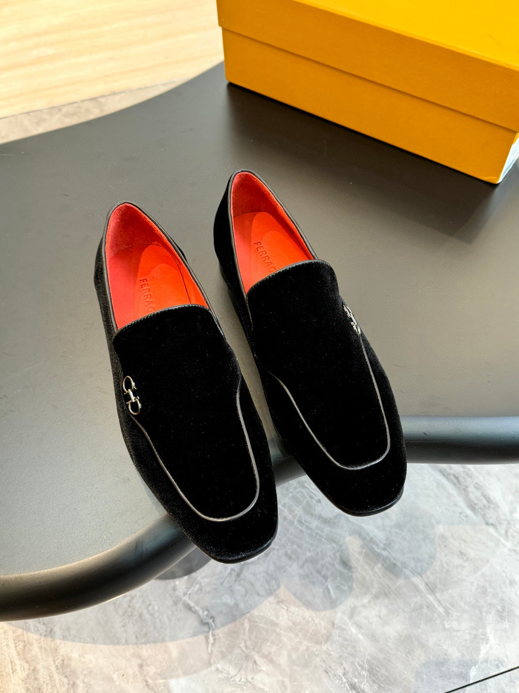 Elegantes Zapatos de Vestir Salvatore Ferragamo para Hombre, Confort y Estilo