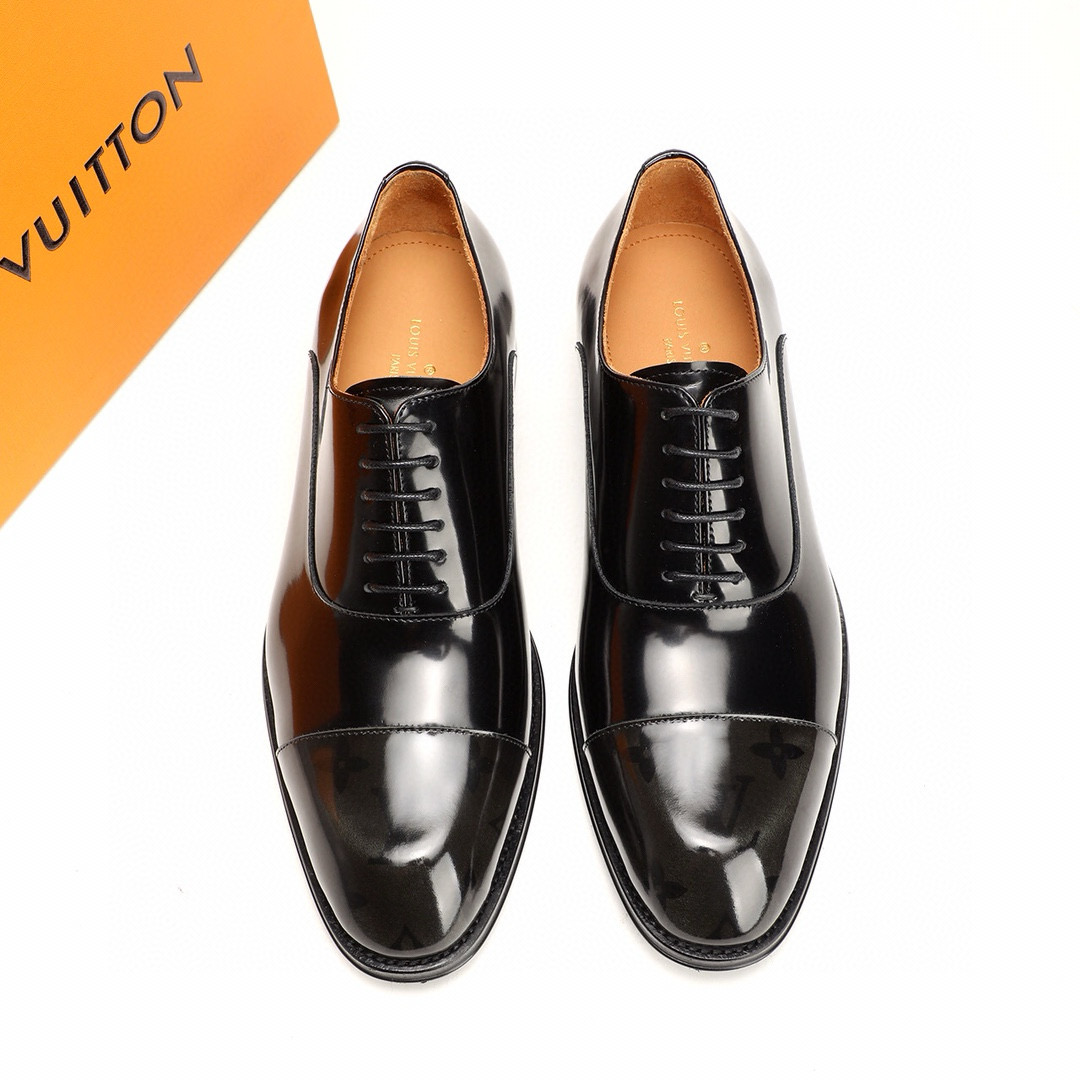 NO:354679,P Yuan Louis Vuitton LV Men's classic Oxford shoes for men's business formal leather shoes, original mold opening, 1 to 1 replica, specially designed for aristocrats. The entire shoe uses imported Italian cowhide materials, carefully selected, delicate pores, rich luster, black calfskin inner lining, soft and comfortable, sweat-absorbing and breathable, genuine leather sole, anti-slip and wear-resistant, full texture. Overall low-key and luxurious, the shoe shape is excellent, strong toughness, durability and not easy to deform, and can be held in and out of all formal occasions!  Size 39-44 (38.45.46 custom made without return),,louis vuitton,louis vuitton,cowhide,Leather soles19860909P 元Louis Vuitton LV 男士经典牛津鞋男士商务正装皮鞋,原版开模,1比1复刻,专为贵族打造 全鞋采用进口意大利牛皮材料,精挑细选,毛孔细腻,富有光泽,黑色小牛皮内里,柔软舒适,吸汗透气,真皮大底,防滑耐磨,质感满满 整体低调奢华,鞋型极好,韧性强耐穿不易变形,出入各种正式场合都能Hold住！ 尺码39-44（38.45.46定做不退换）,,louis vuitton,louis vuitton,cowhide,Leather soles,Men's shoes
