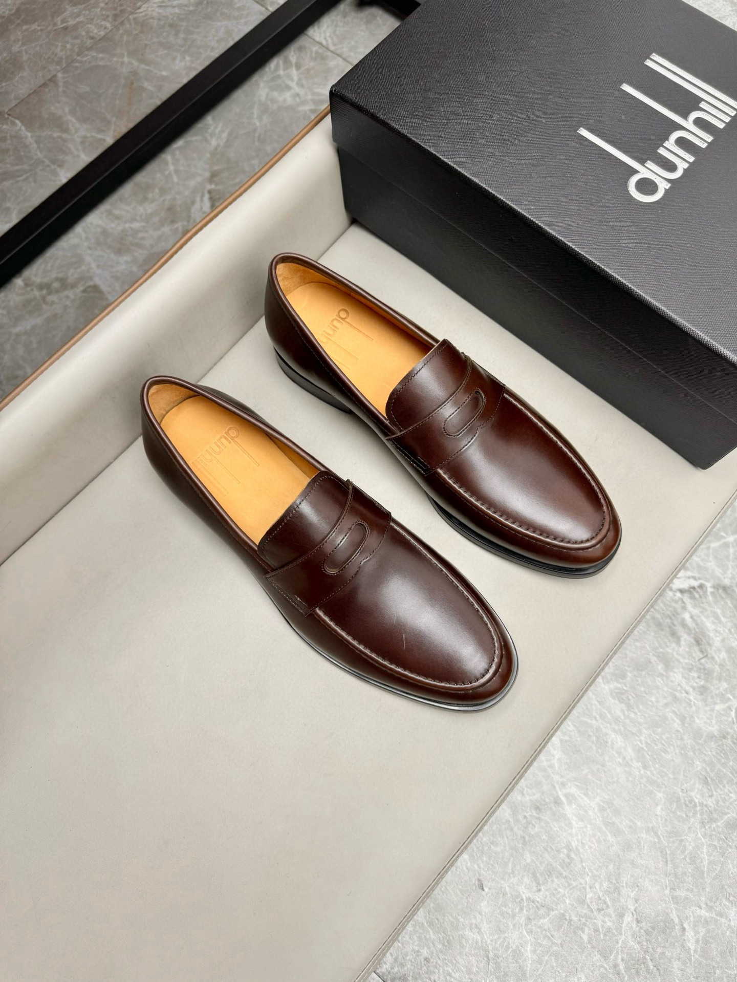 NO:348489,British brand dunhill men's classic business leather shoes, imported original calfskin, cowhide inner, genuine leather soles, cowhide inner makes the shoes fashionable and comfortable to wear on the feet. Size 39-44 (customized by 38, 45, 46), cowhide, Leather soles19860909英国品牌dunhill 登喜路男士经典商务皮鞋,进口原版小牛皮,牛皮内里,真皮大底,牛皮内里让鞋子穿在脚上时尚又舒适.码数39-44（38、45、46定做）,,cowhide,Leather soles,Men's shoes