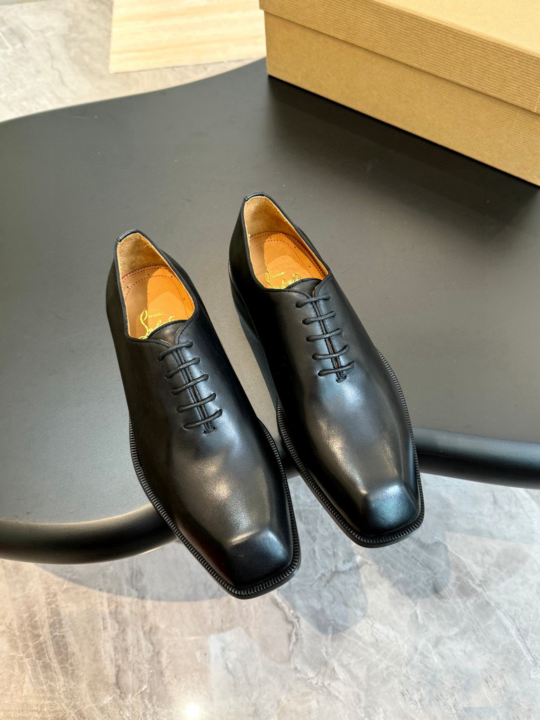 NO:356102,Christia*.Loubouti* High-end men's business formal leather shoes | Classic red sole shoes | Original imported top layer cowhide | Iconic rivet decoration | Water-dyed cowhide inner lining | Italian imported red cowhide | High-end luxury | Perfect interpretation of fashion, sunshine and stylish, suitable for all occasions Size39-44 (38.45.46.47 custom made),,christian louboutin,christian louboutin,cowhide19860909Christia*.Loubouti*高端男士商务正装皮鞋｜经典红底鞋｜原版进口头层牛皮｜标志性铆钉装饰｜水染牛皮内里｜意大利进口红色牛皮大底｜高端奢华｜完美诠释了时尚、阳光、有型,适合各种场合 Size39-44（38.45.46.47定做）,,christian louboutin,christian louboutin,cowhide,Men's shoes