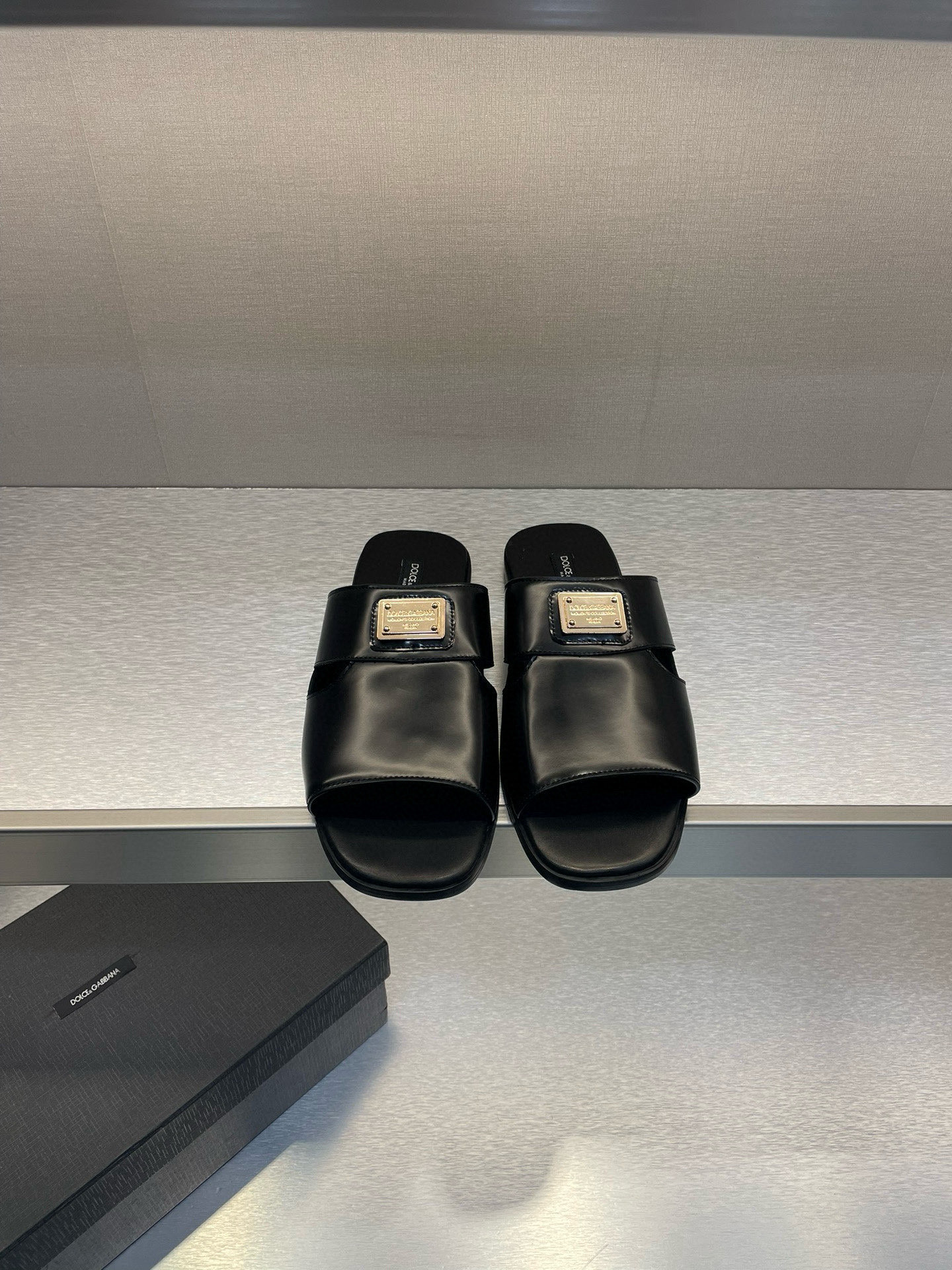 NO:348435,P D&G calfskin men's slippers - genuine leather outsole As a symbol of exquisite craftsmanship and exquisite details, the brand new slippers are embellished with DG logo, high-frequency craftsmanship to achieve a three-dimensional silhouette. DG logo calfskin slippers. Imported cowhide, Italian leather outsole Size: 39-44 (customized by 38.45.46)., Dolce&Gabbana, slippers, cowhide, Leather soles19860909P D&G小牛皮男士拖鞋-真皮大底 作为精湛工艺和精美细节的象征,全新拖鞋点缀 DG徽标,高频工艺成就立体廓形.DG 徽标小牛皮拖鞋. 进口牛皮,意大利真皮大底 Size:39-44（38.45.46定做）.,,Dolce&Gabbana,slippers,cowhide,Leather soles,Men's shoes