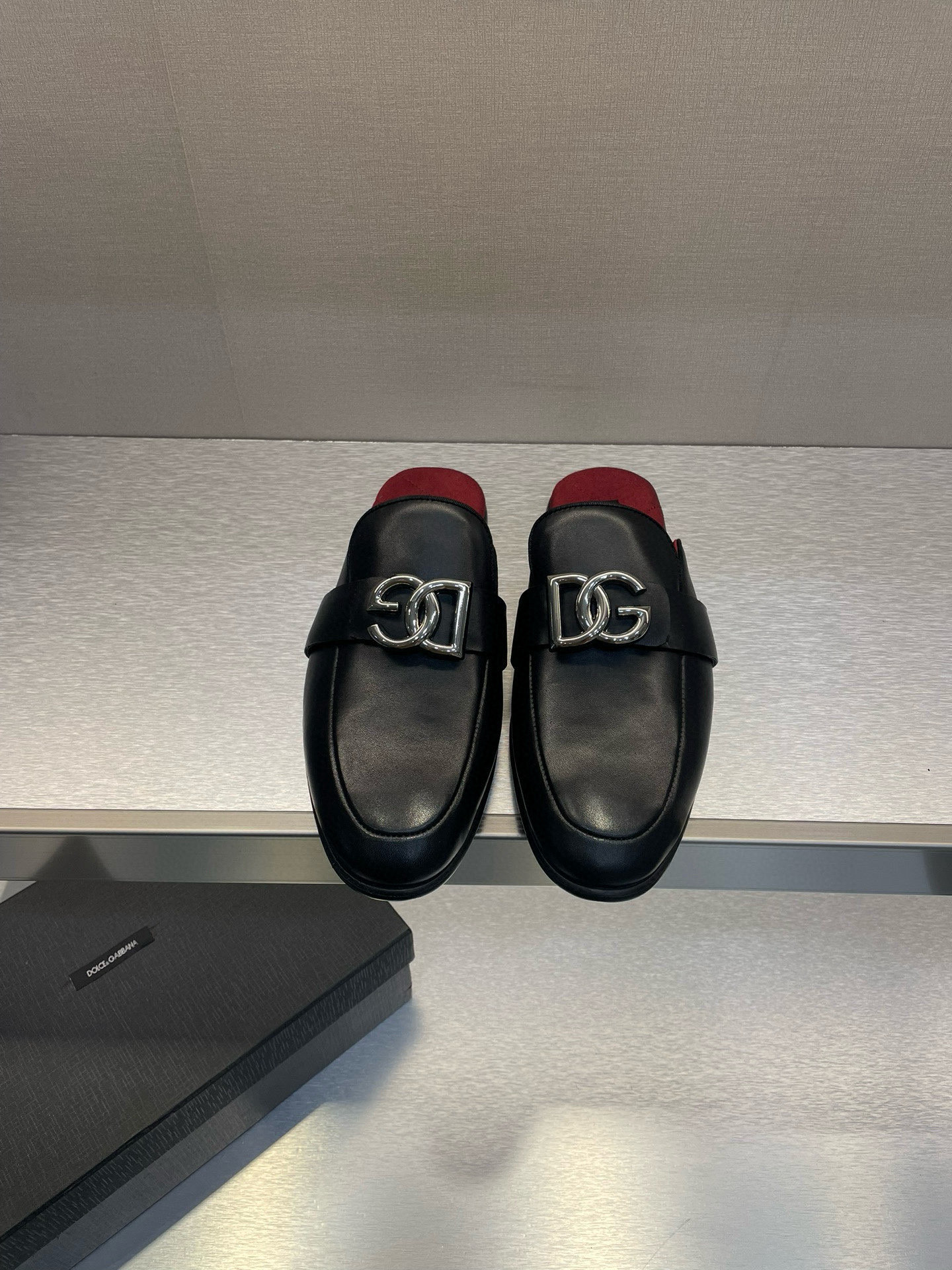 NO:348461,P D&G cowhide men's semi-torque DG hardware nameplate, made of imported calf leather, retro and shiny texture complement each other, releasing charming tones to outline confident posture. Imported calf leather + cowhide inner + Italian genuine leather soles Size: 39-44 (customized by 38.45.46), Dolce&Gabbana, cowhide, Leather soles19860909P D&G 牛皮男款半拖点缀DG五金铭牌,采用进口小牛皮制成,复古与亮泽质感相得益彰,释放迷人色调勾勒自信姿态. 进口小牛皮+牛皮内里+意大利真皮大底 Size:39-44(38.45.46定做）,,Dolce&Gabbana,cowhide,Leather soles,Men's shoes