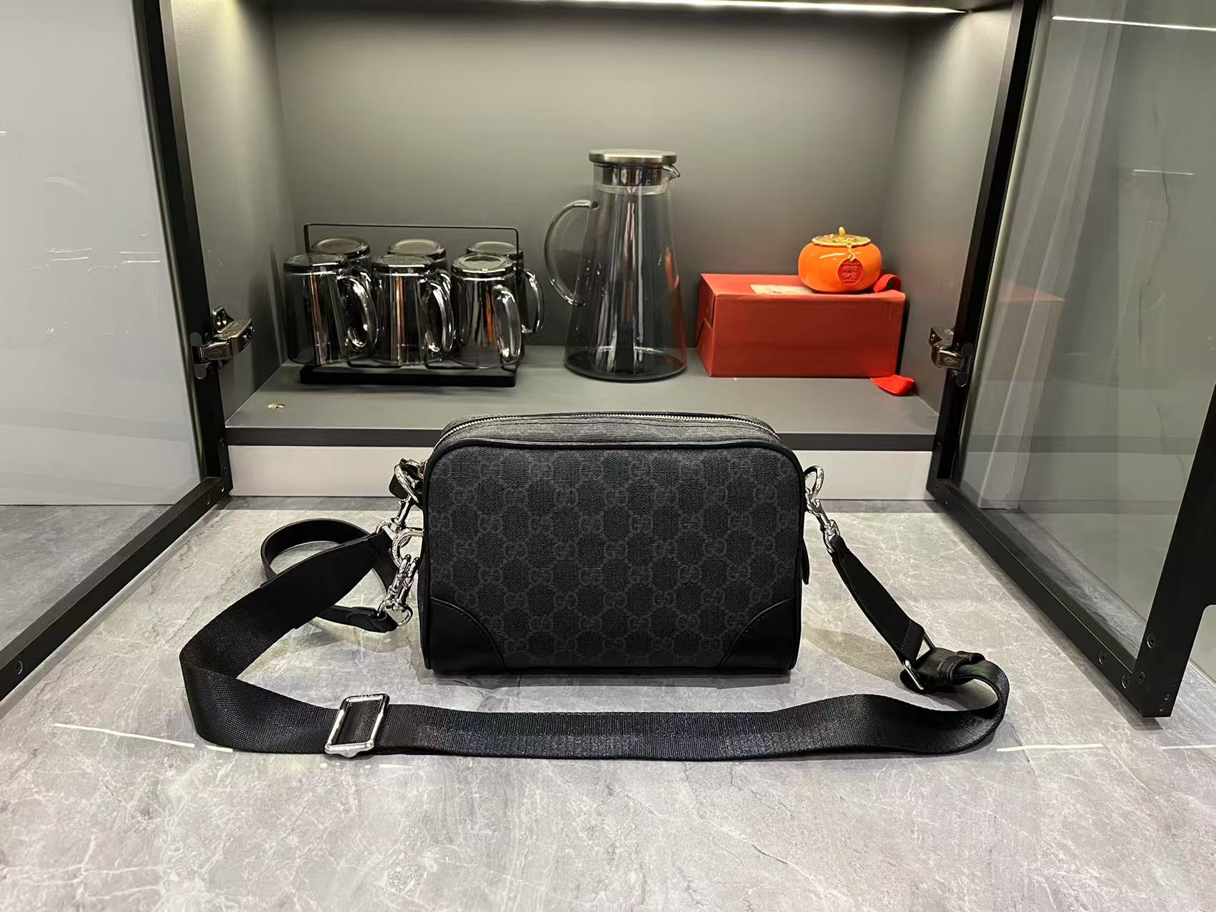 Gucci Emblem Sac Bandoulière en Tissu Enduit Noir avec Bandoulière Amovible