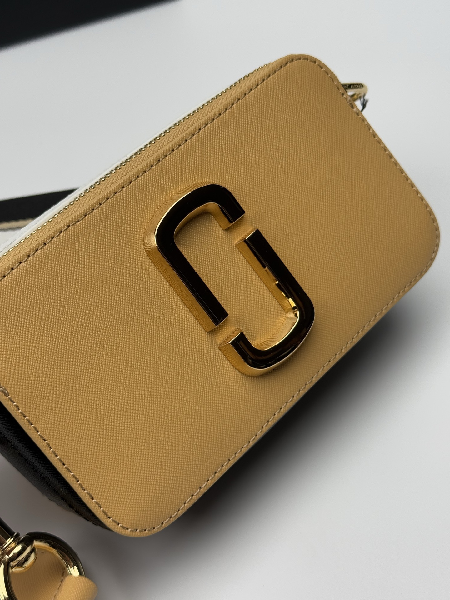 MJ相机包  一年四季人手必备一只的相机包 火遍全球的相机包 颜色非常美丽 更显青春活力 深得众明星.网