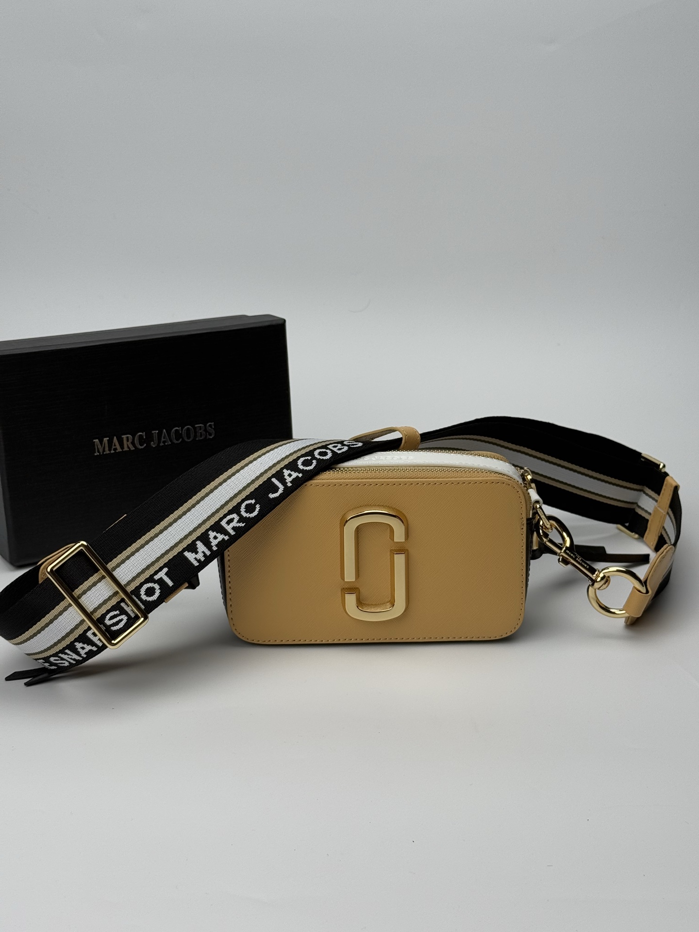 MJ相机包  一年四季人手必备一只的相机包 火遍全球的相机包 颜色非常美丽 更显青春活力 深得众明星.网