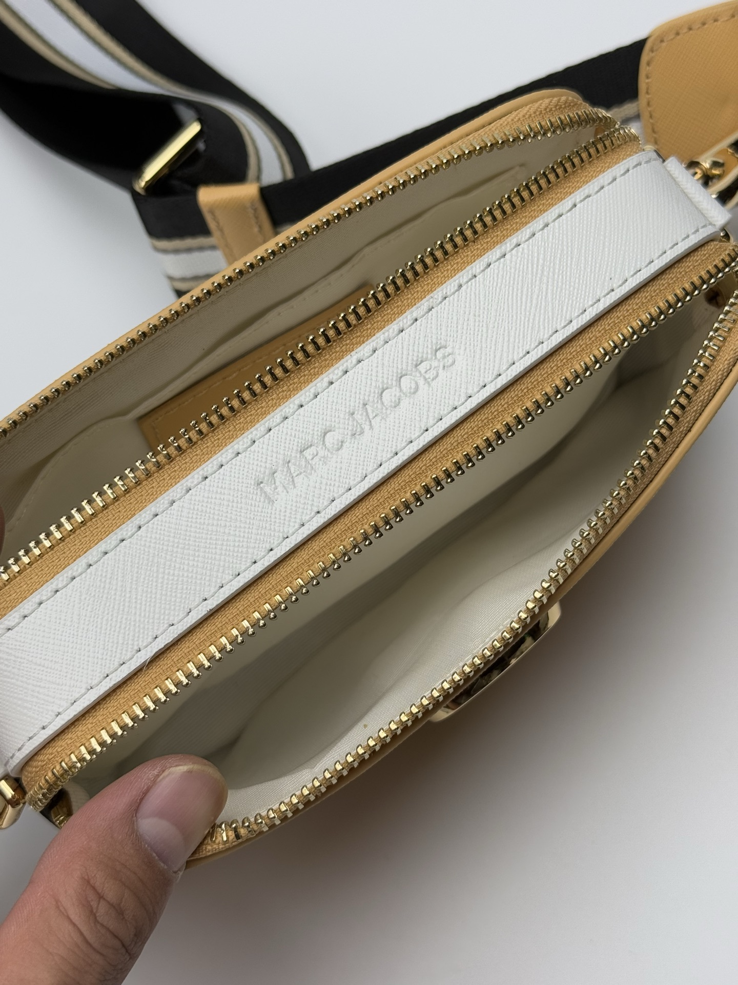 MJ相机包  一年四季人手必备一只的相机包 火遍全球的相机包 颜色非常美丽 更显青春活力 深得众明星.网