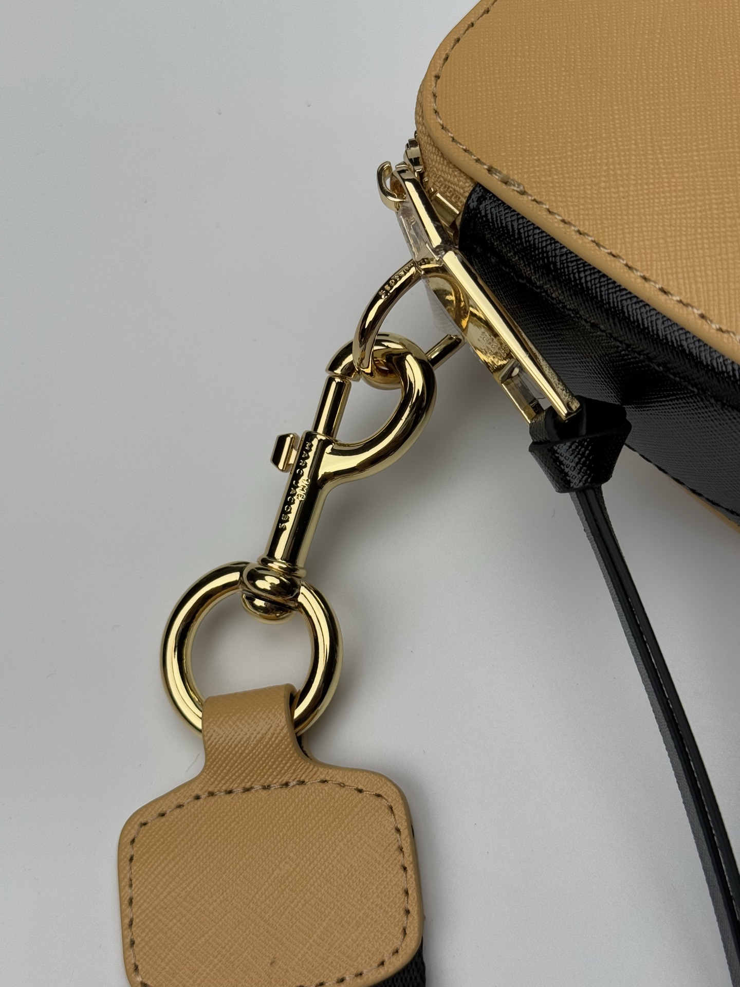 MJ相机包  一年四季人手必备一只的相机包 火遍全球的相机包 颜色非常美丽 更显青春活力 深得众明星.网