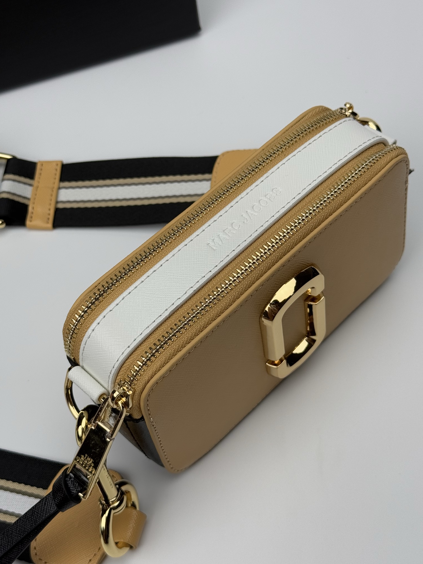 MJ相机包  一年四季人手必备一只的相机包 火遍全球的相机包 颜色非常美丽 更显青春活力 深得众明星.网