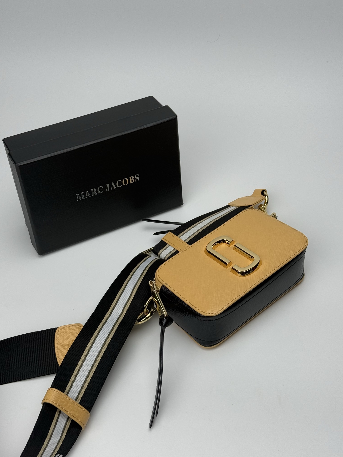 MJ相机包  一年四季人手必备一只的相机包 火遍全球的相机包 颜色非常美丽 更显青春活力 深得众明星.网