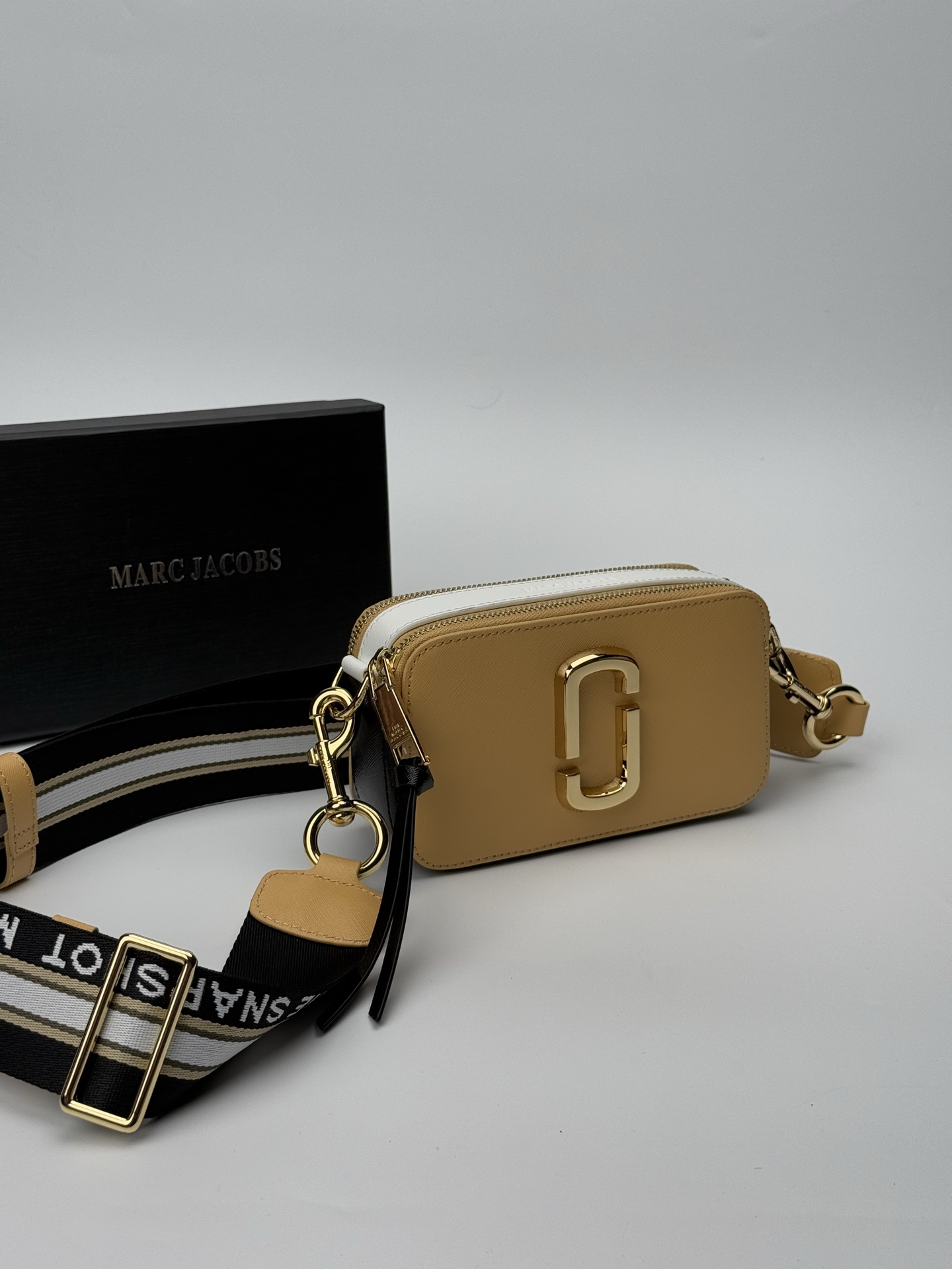 MJ相机包  一年四季人手必备一只的相机包 火遍全球的相机包 颜色非常美丽 更显青春活力 深得众明星.网