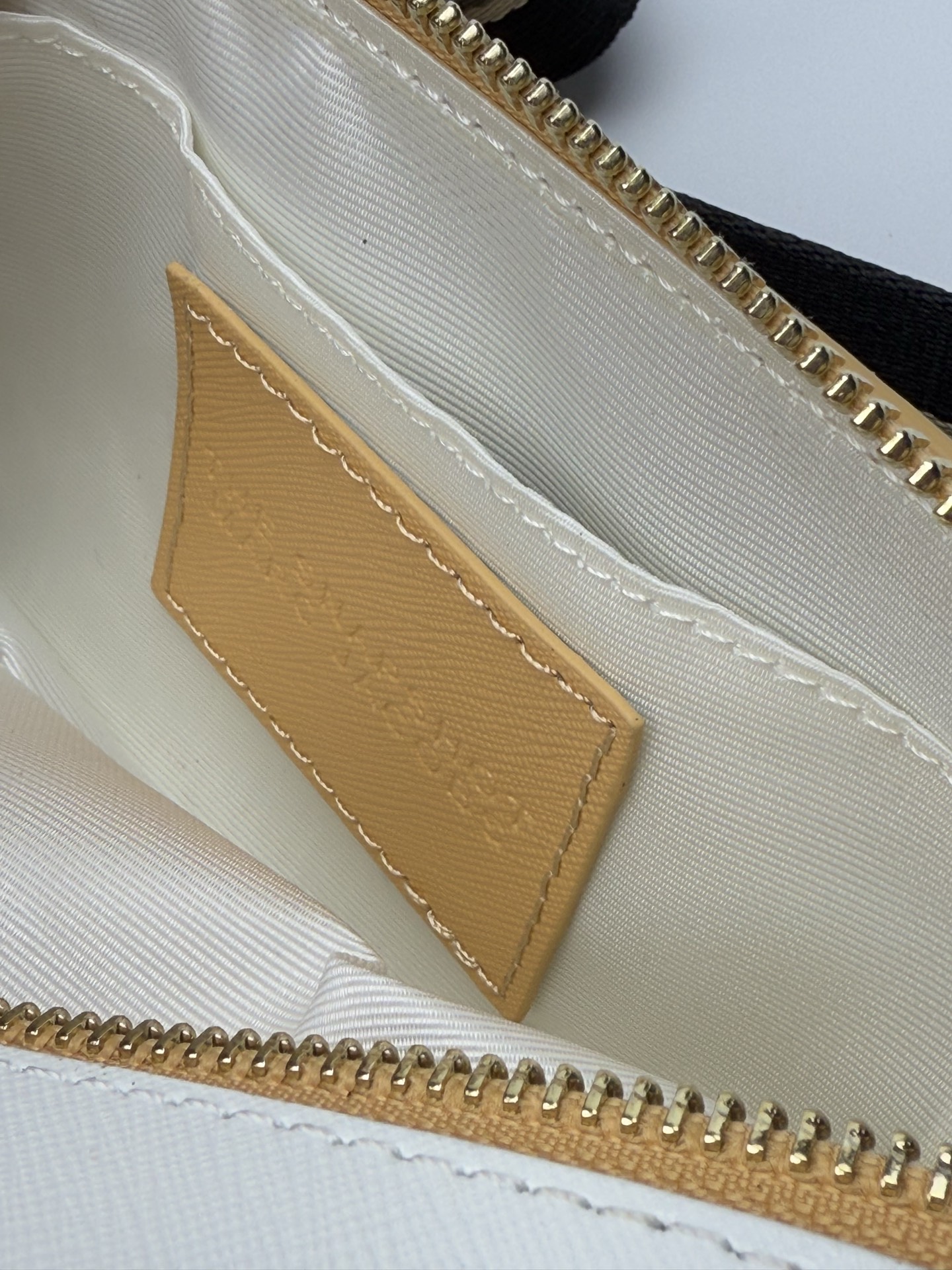 MJ相机包  一年四季人手必备一只的相机包 火遍全球的相机包 颜色非常美丽 更显青春活力 深得众明星.网