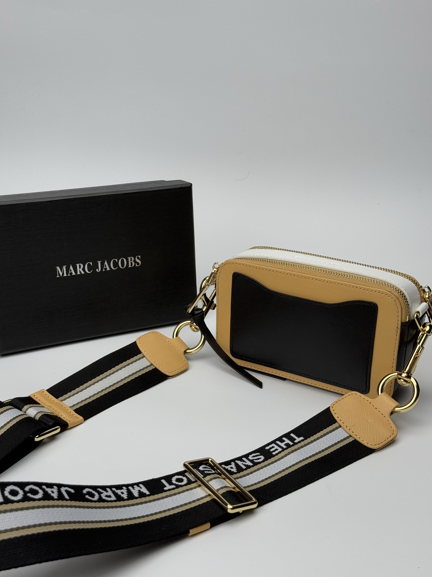 MJ相机包  一年四季人手必备一只的相机包 火遍全球的相机包 颜色非常美丽 更显青春活力 深得众明星.网