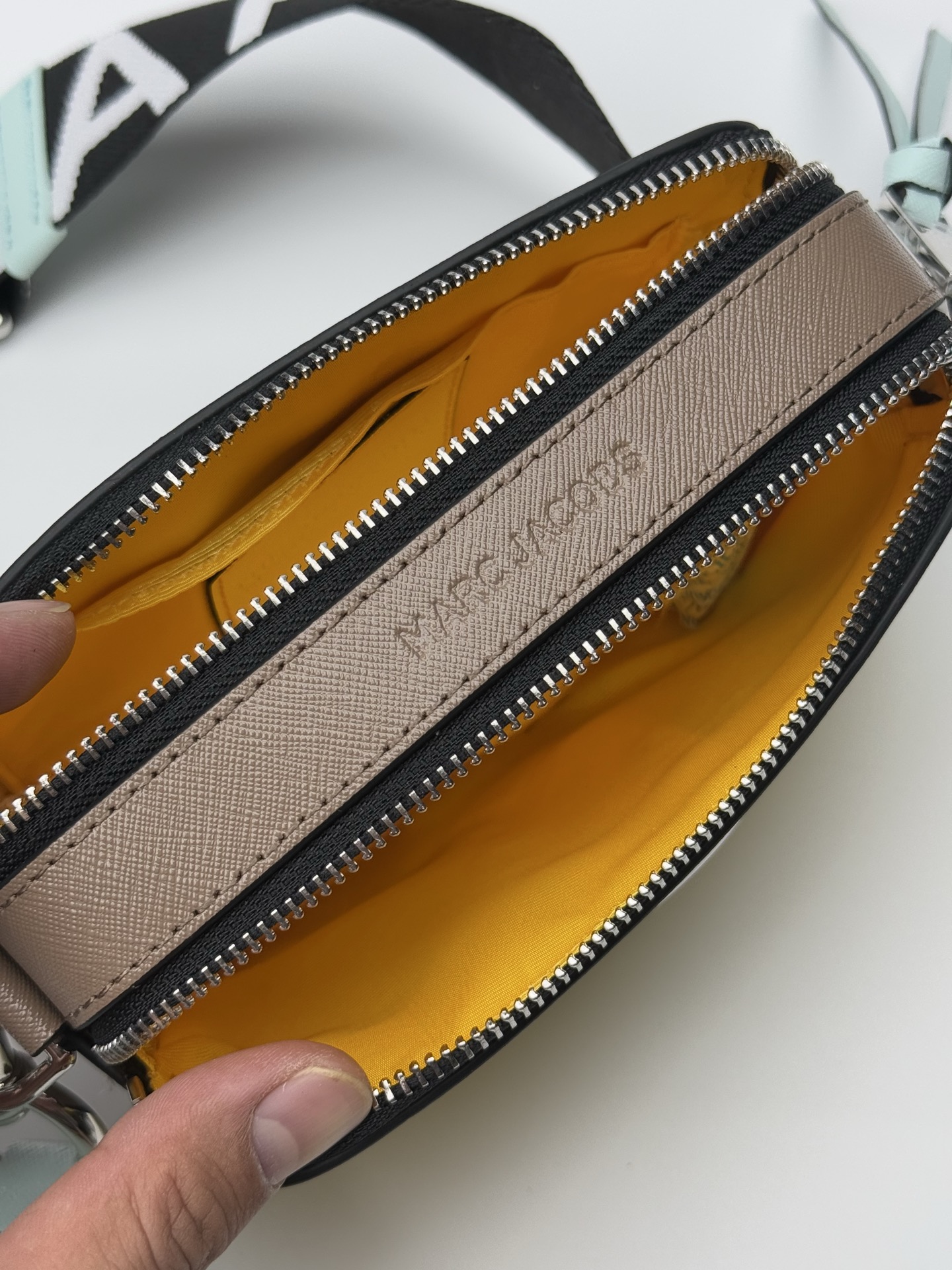 MJ相机包  一年四季人手必备一只的相机包 火遍全球的相机包 颜色非常美丽 更显青春活力 深得众明星.网