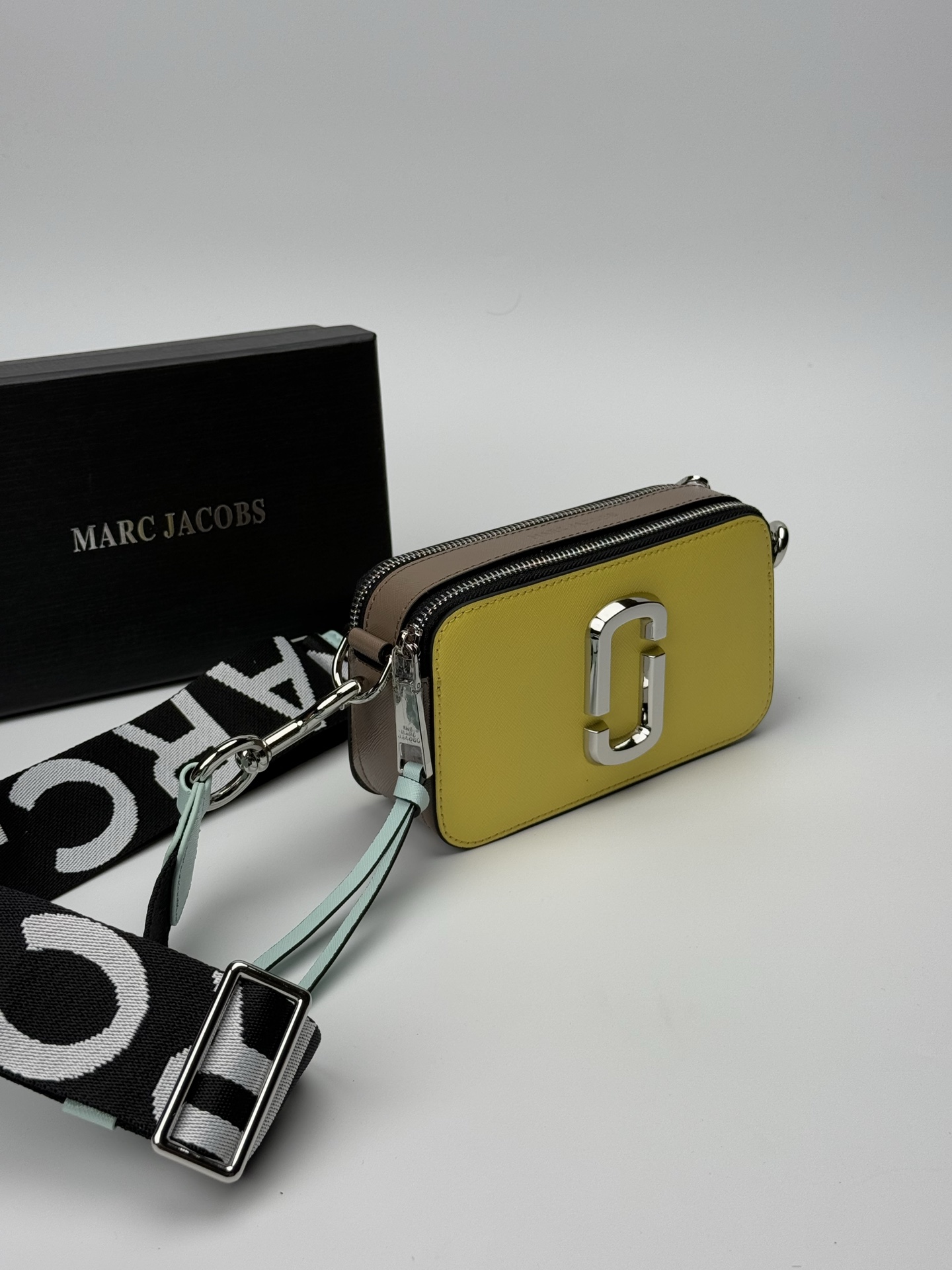 MJ相机包  一年四季人手必备一只的相机包 火遍全球的相机包 颜色非常美丽 更显青春活力 深得众明星.网