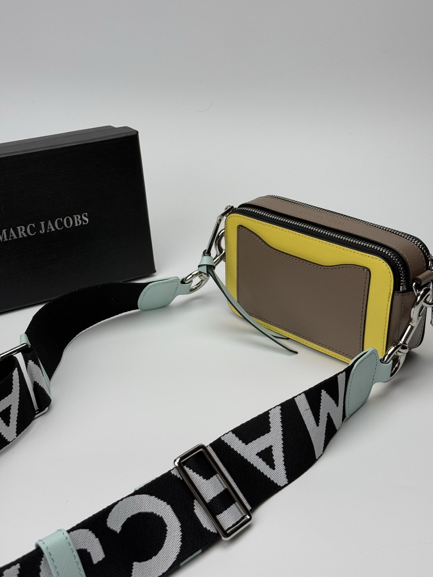 MJ相机包  一年四季人手必备一只的相机包 火遍全球的相机包 颜色非常美丽 更显青春活力 深得众明星.网