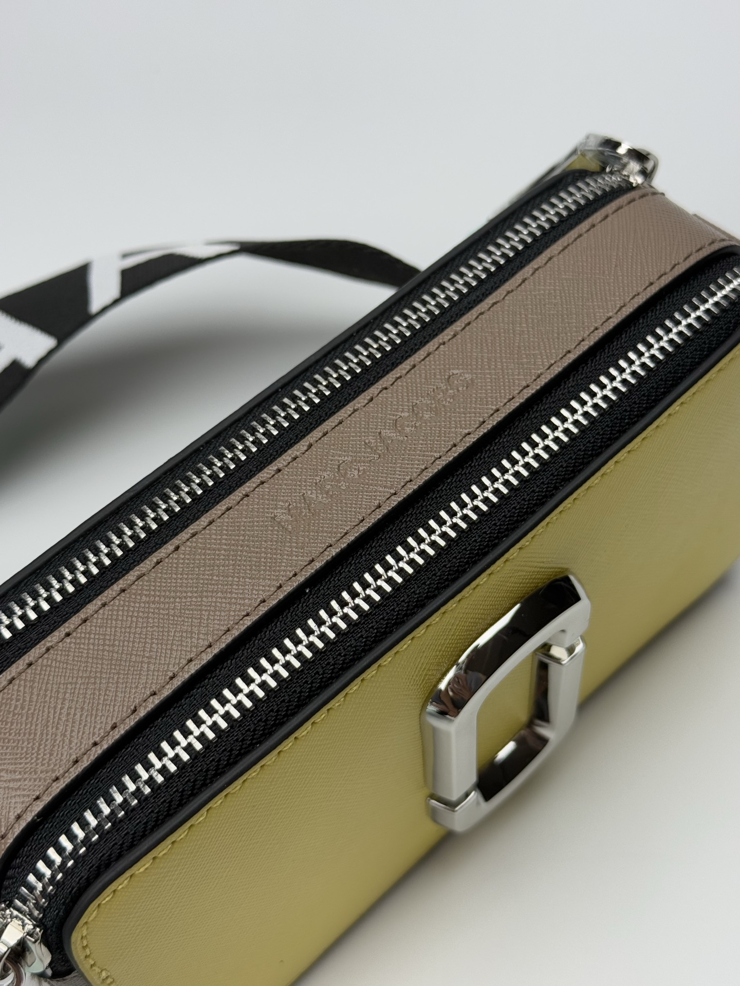 MJ相机包  一年四季人手必备一只的相机包 火遍全球的相机包 颜色非常美丽 更显青春活力 深得众明星.网