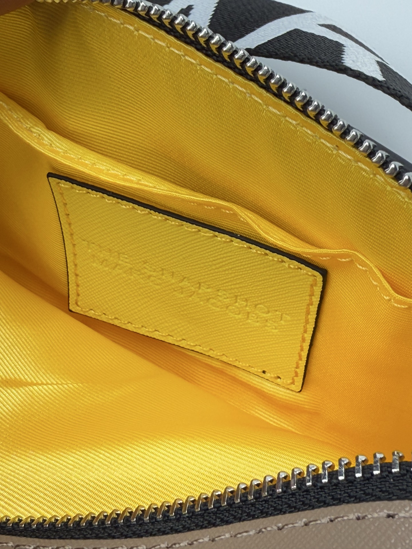 MJ相机包  一年四季人手必备一只的相机包 火遍全球的相机包 颜色非常美丽 更显青春活力 深得众明星.网