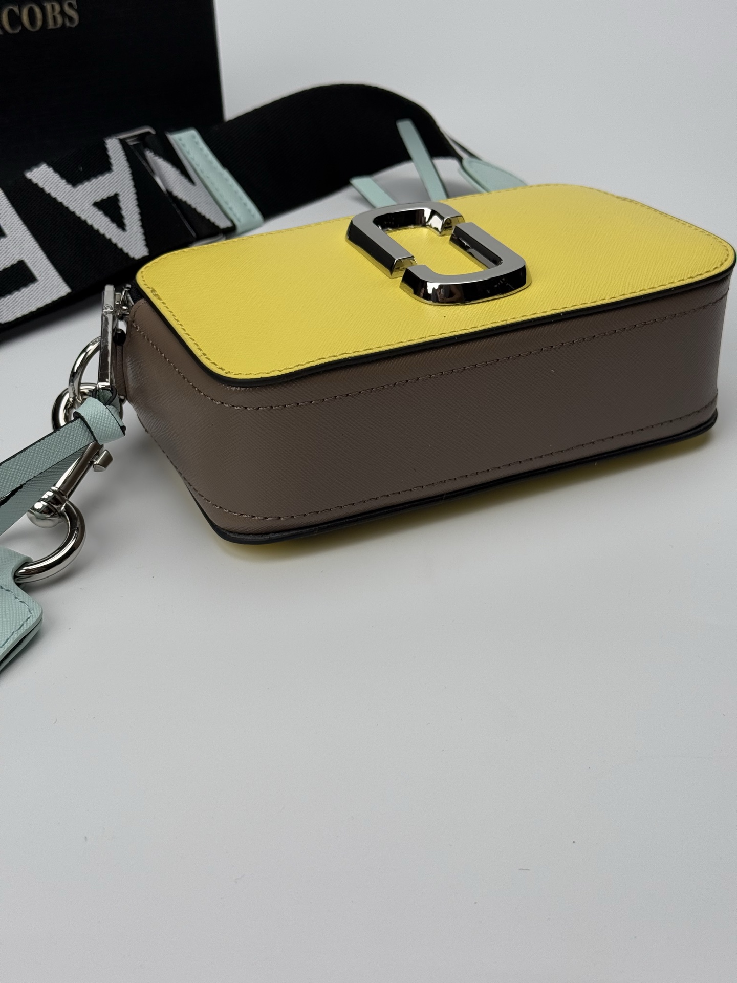 MJ相机包  一年四季人手必备一只的相机包 火遍全球的相机包 颜色非常美丽 更显青春活力 深得众明星.网