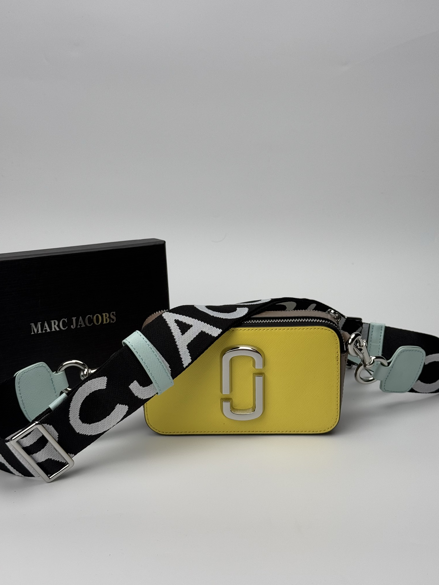 MJ相机包  一年四季人手必备一只的相机包 火遍全球的相机包 颜色非常美丽 更显青春活力 深得众明星.网