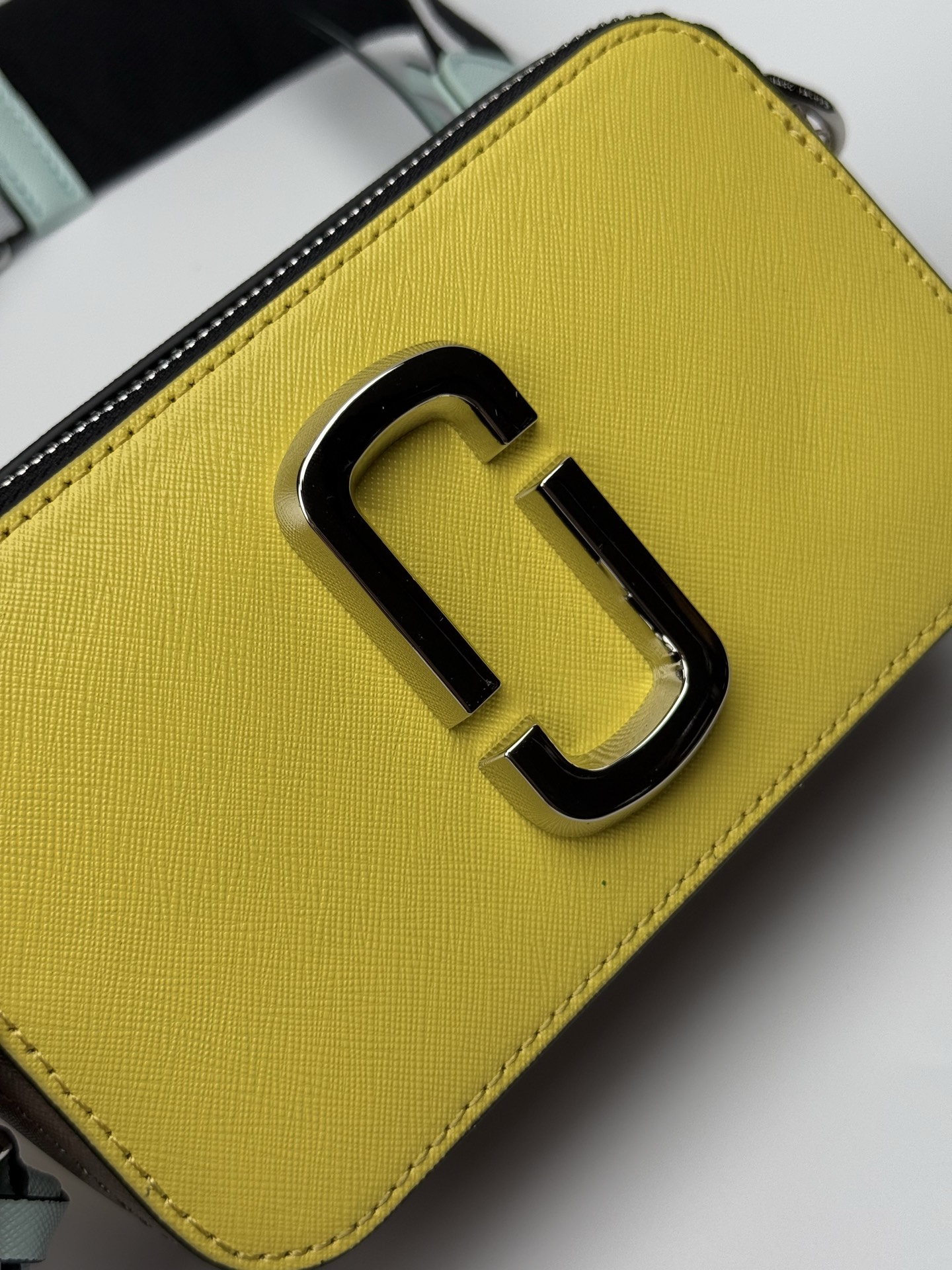 MJ相机包  一年四季人手必备一只的相机包 火遍全球的相机包 颜色非常美丽 更显青春活力 深得众明星.网