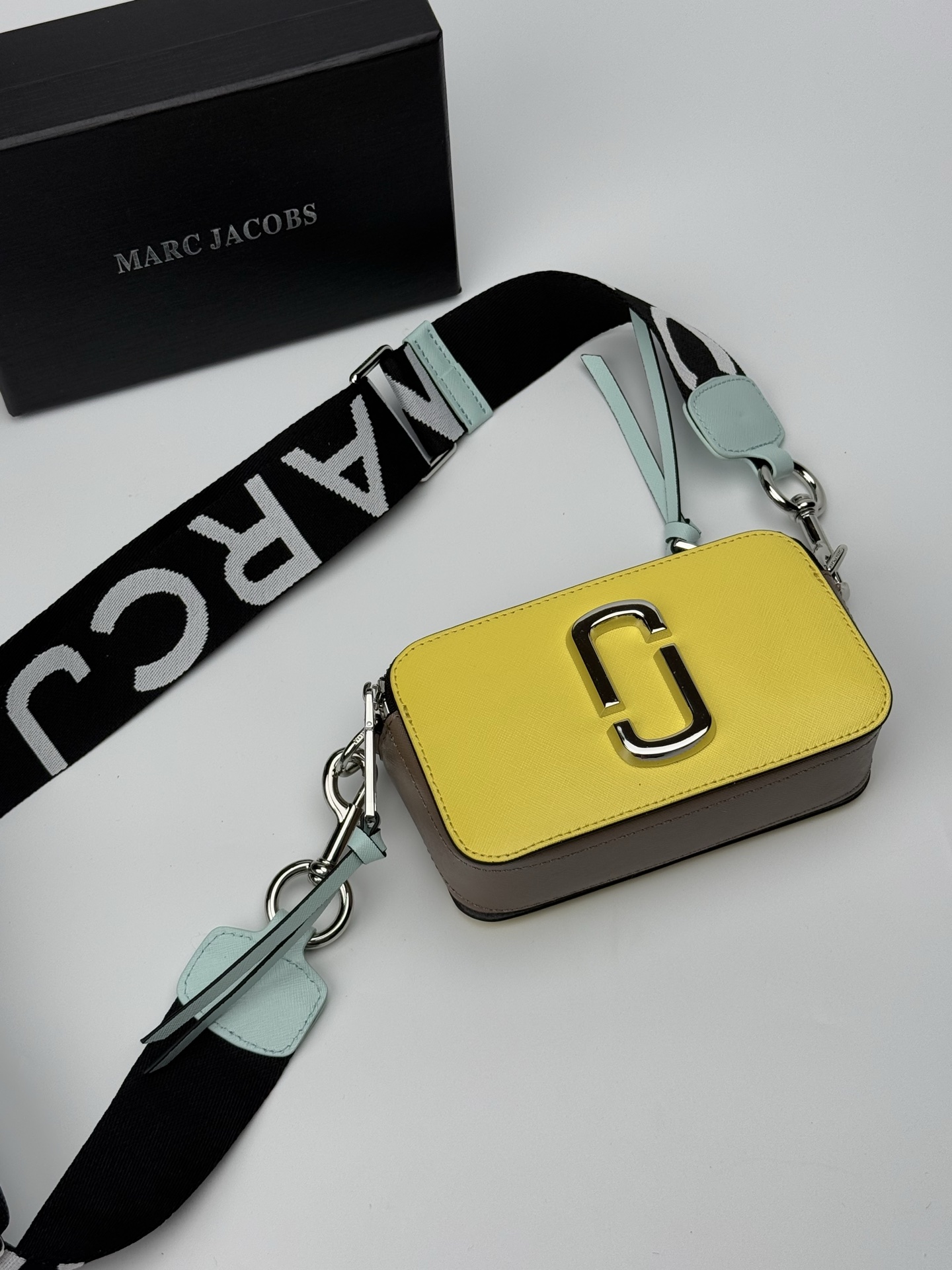 MJ相机包  一年四季人手必备一只的相机包 火遍全球的相机包 颜色非常美丽 更显青春活力 深得众明星.网