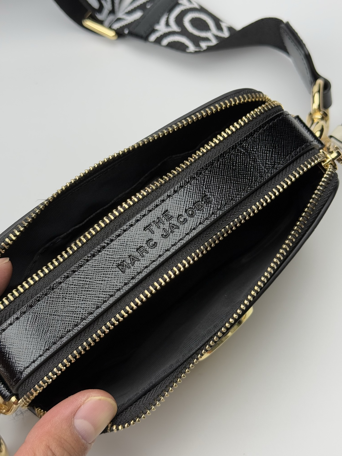 MJ相机包  一年四季人手必备一只的相机包 火遍全球的相机包 颜色非常美丽 更显青春活力 深得众明星.网