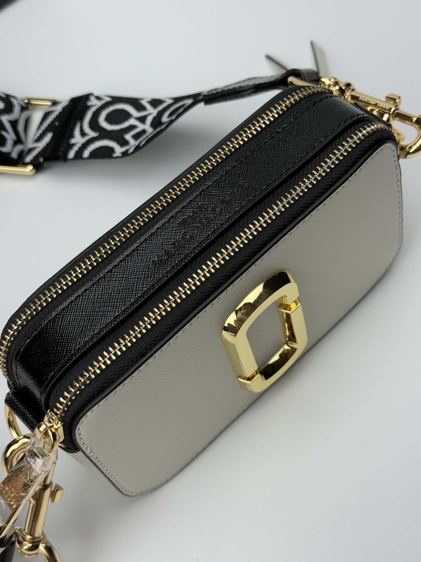 MJ相机包  一年四季人手必备一只的相机包 火遍全球的相机包 颜色非常美丽 更显青春活力 深得众明星.网