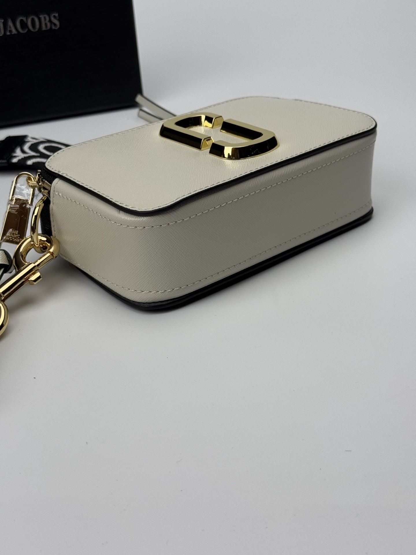 MJ相机包  一年四季人手必备一只的相机包 火遍全球的相机包 颜色非常美丽 更显青春活力 深得众明星.网