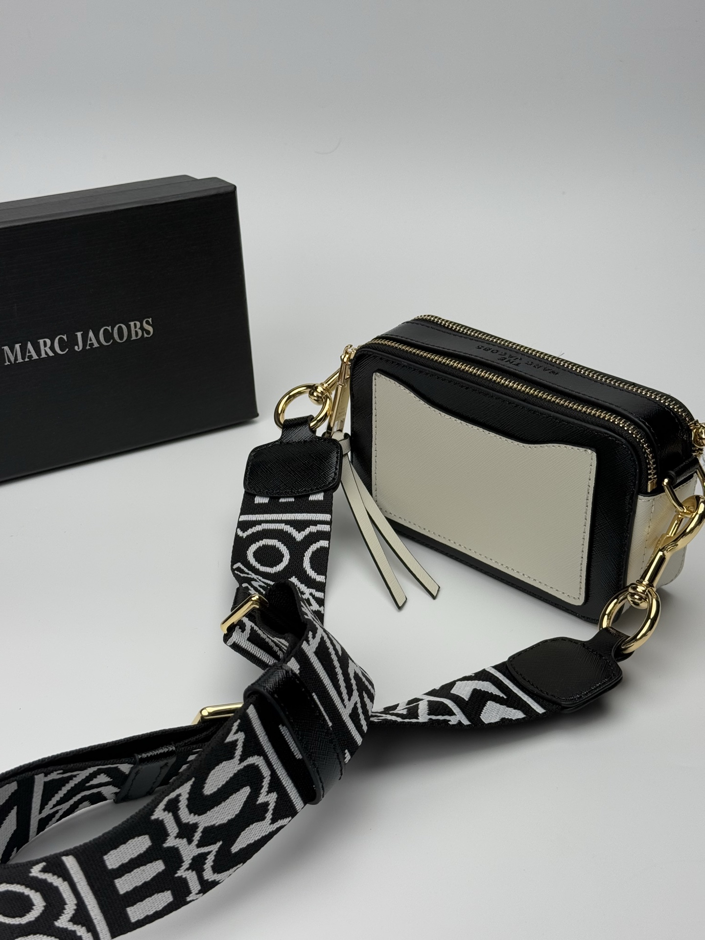 MJ相机包  一年四季人手必备一只的相机包 火遍全球的相机包 颜色非常美丽 更显青春活力 深得众明星.网