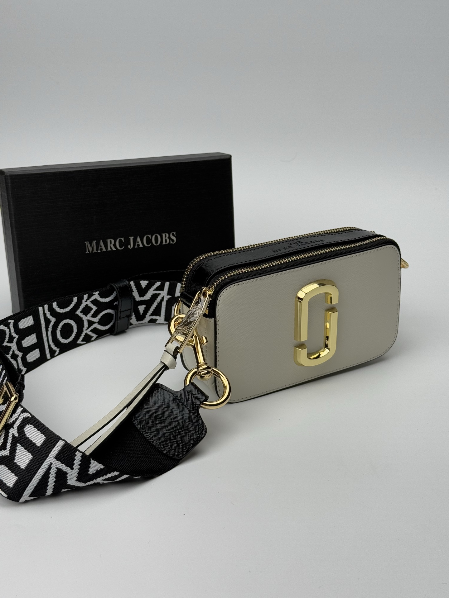 MJ相机包  一年四季人手必备一只的相机包 火遍全球的相机包 颜色非常美丽 更显青春活力 深得众明星.网