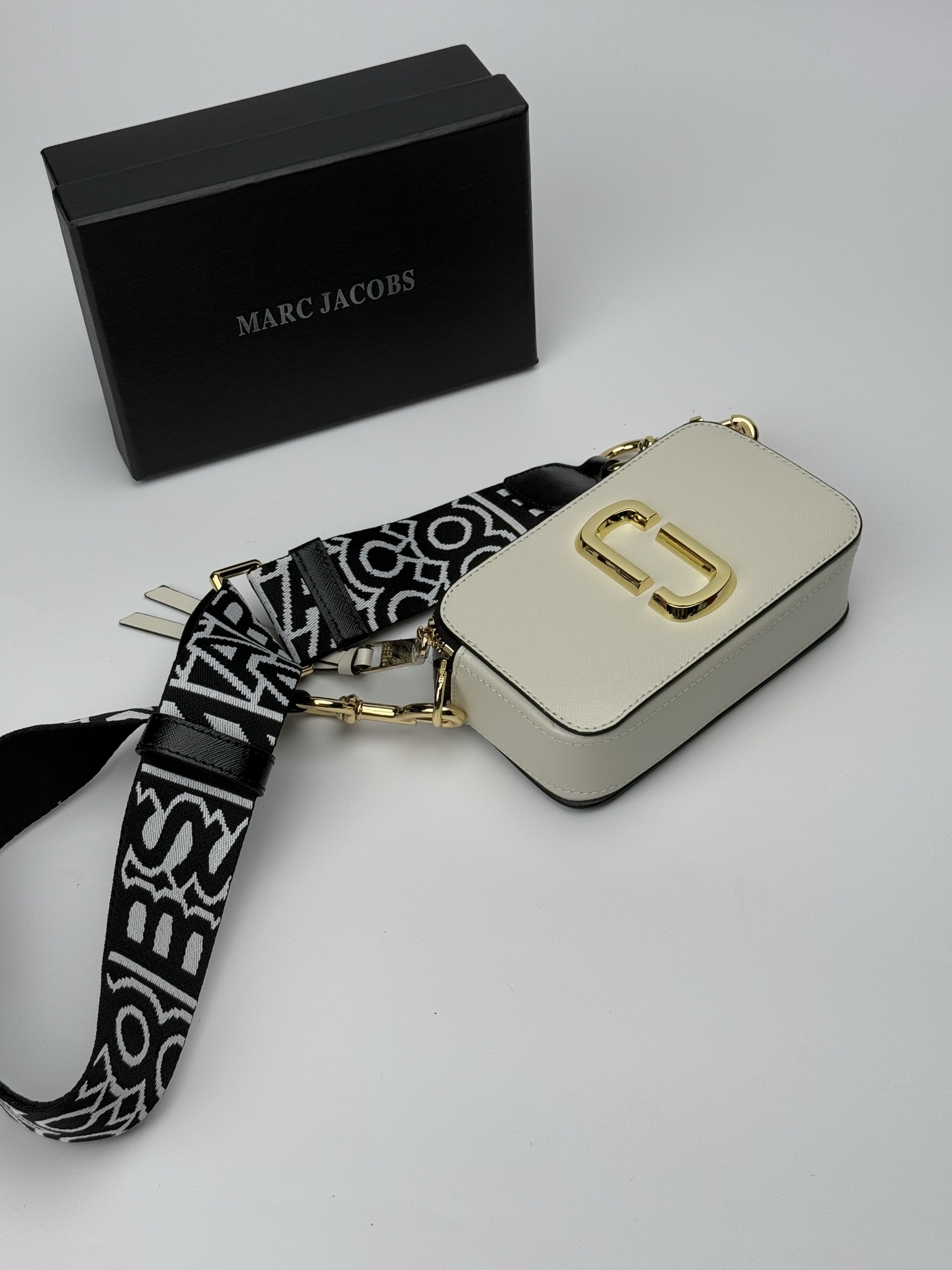 MJ相机包  一年四季人手必备一只的相机包 火遍全球的相机包 颜色非常美丽 更显青春活力 深得众明星.网