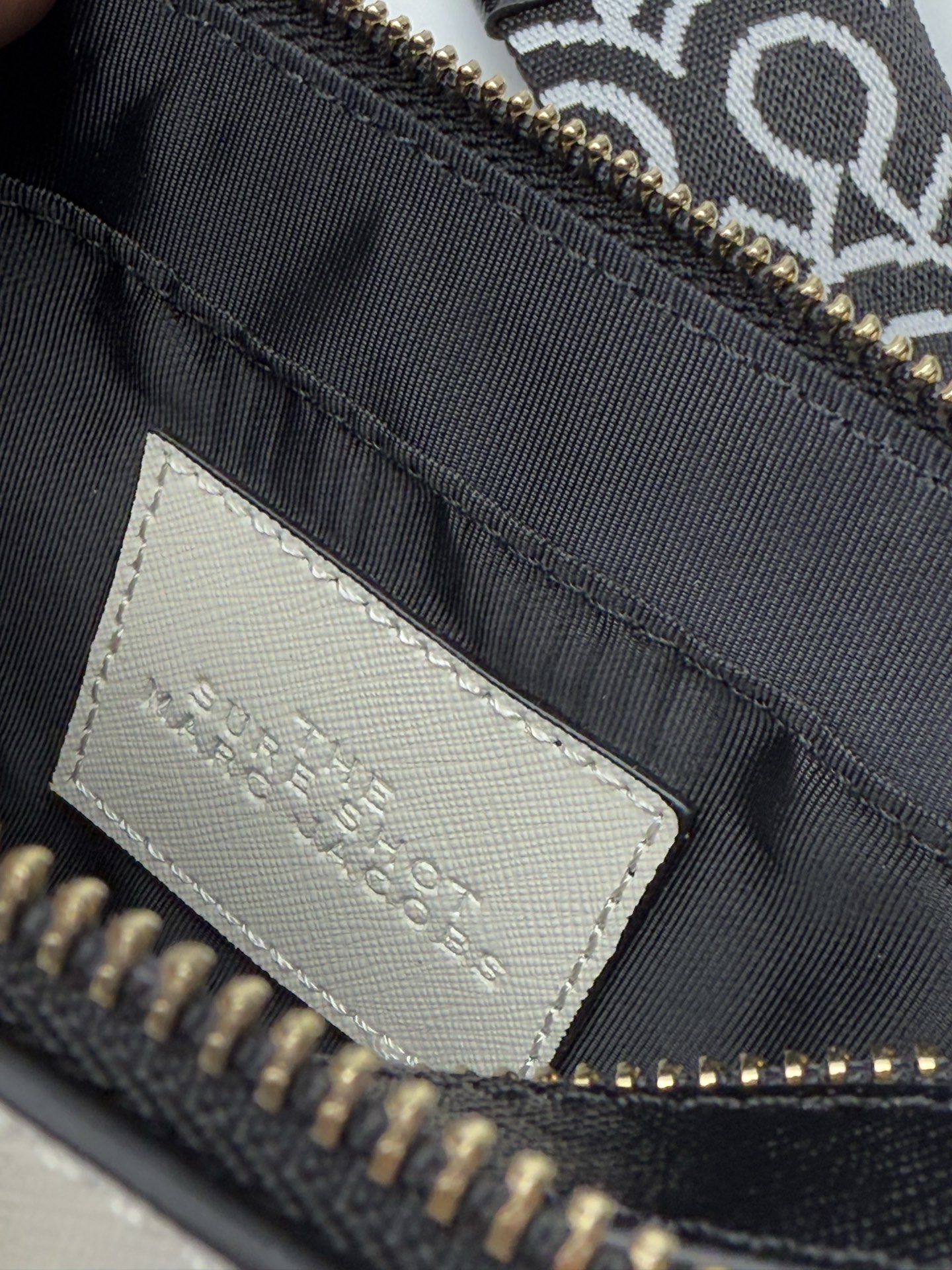 MJ相机包  一年四季人手必备一只的相机包 火遍全球的相机包 颜色非常美丽 更显青春活力 深得众明星.网