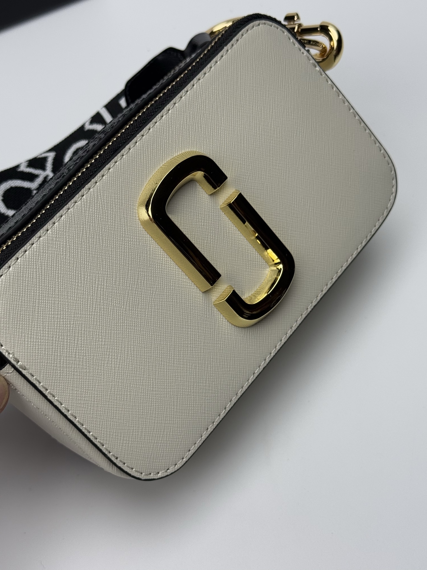 MJ相机包  一年四季人手必备一只的相机包 火遍全球的相机包 颜色非常美丽 更显青春活力 深得众明星.网